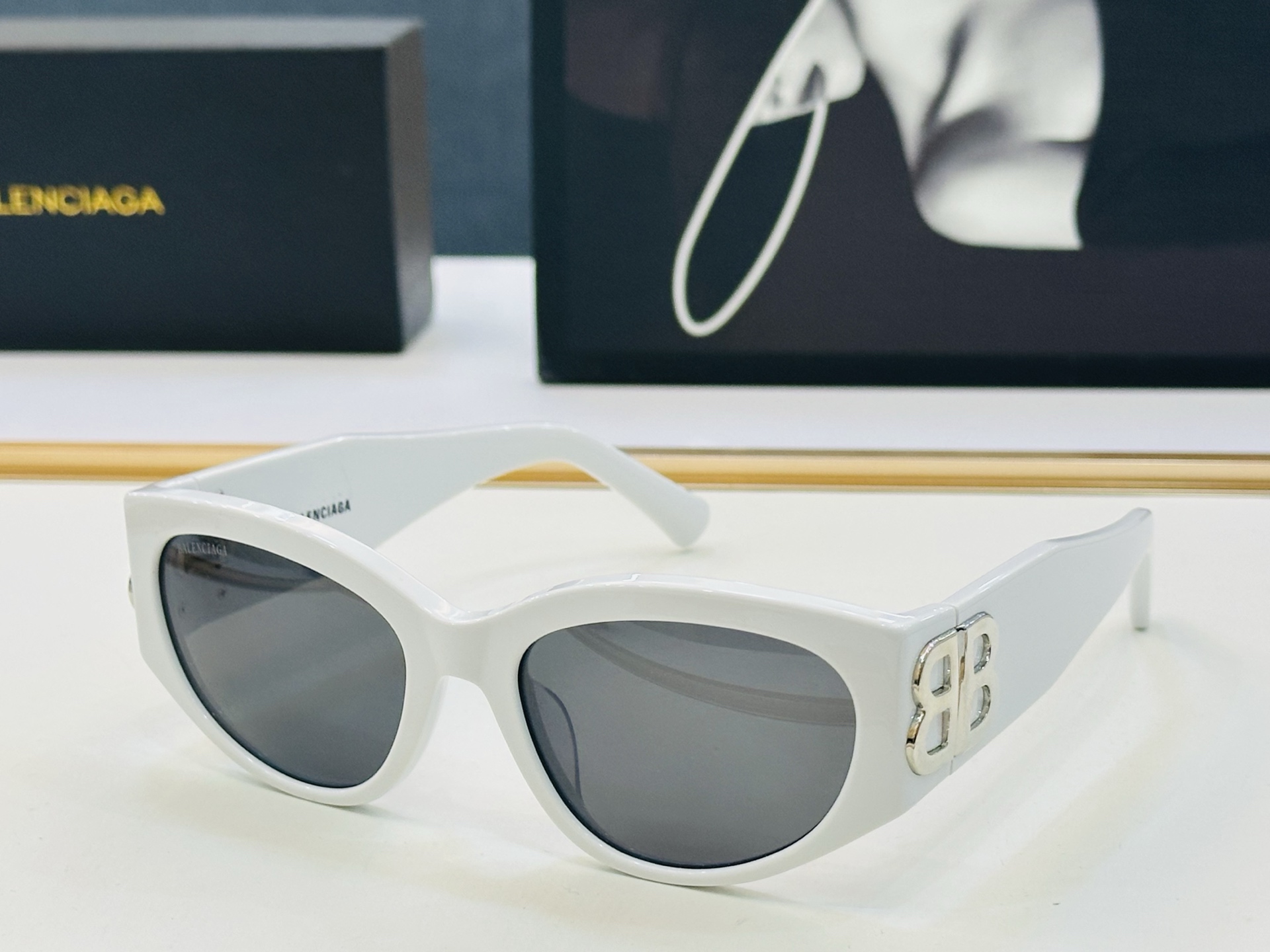 BALENCIAGA巴黎世家 BB0324SK Size：55口19-135 版型很特别的设计让人一眼爱