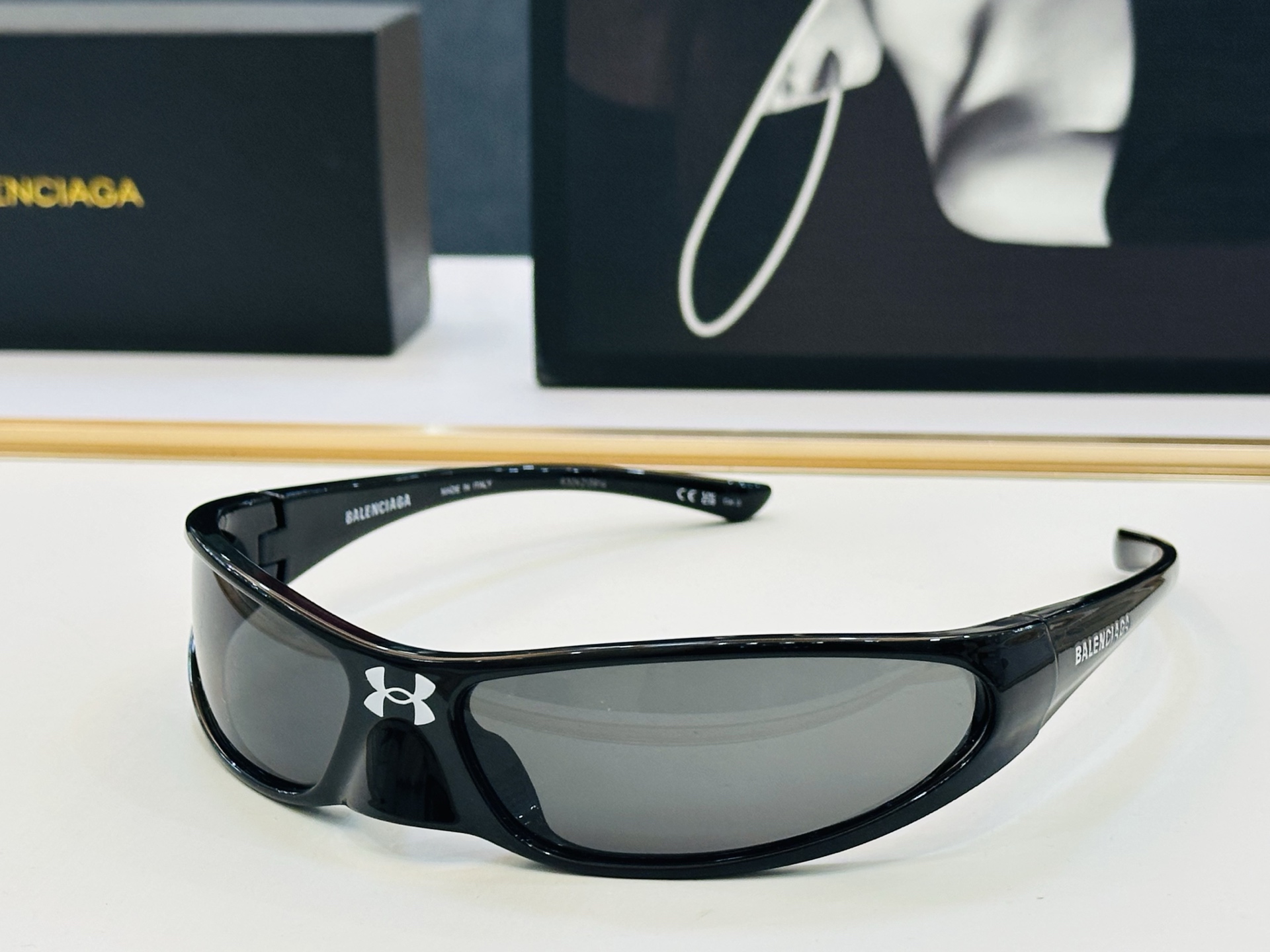 BALENCIAGA巴黎世家 BB0383S Size：76口17-120 版型很特别的设计让人一眼爱上