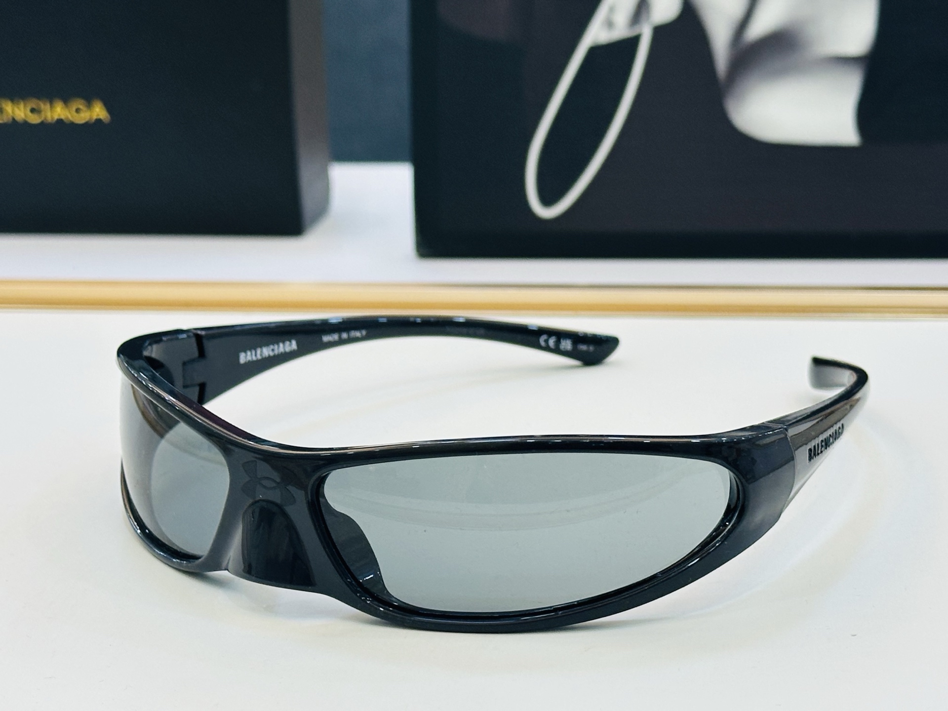 BALENCIAGA巴黎世家 BB0383S Size：76口17-120 版型很特别的设计让人一眼爱上