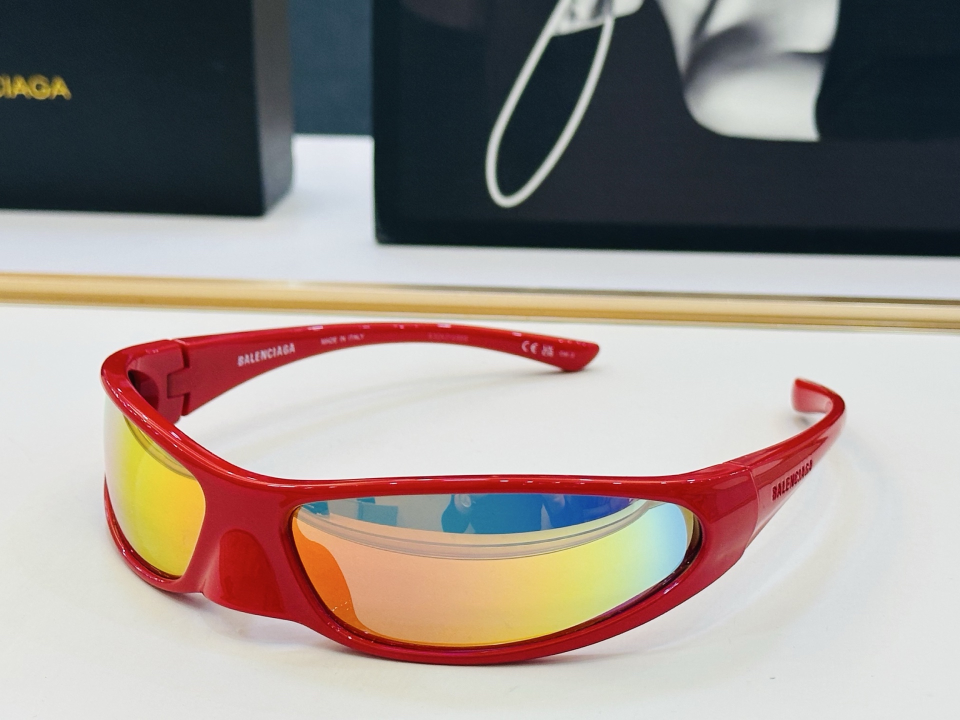 BALENCIAGA巴黎世家 BB0383S Size：76口17-120 版型很特别的设计让人一眼爱上