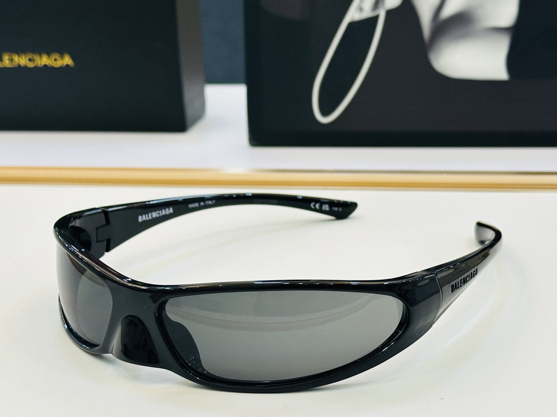 BALENCIAGA巴黎世家 BB0383S Size：76口17-120 版型很特别的设计让人一眼爱上