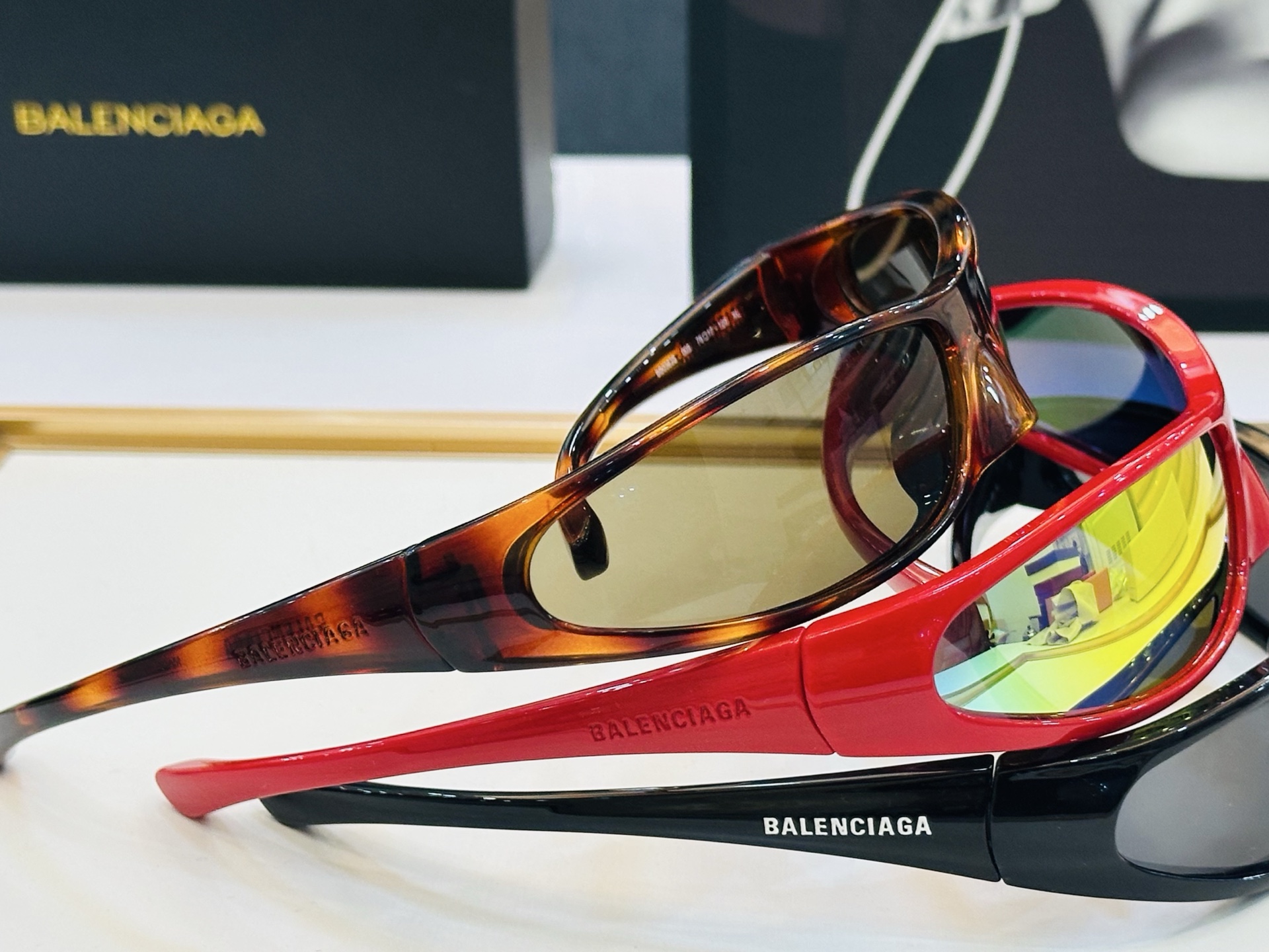 BALENCIAGA巴黎世家 BB0383S Size：76口17-120 版型很特别的设计让人一眼爱上