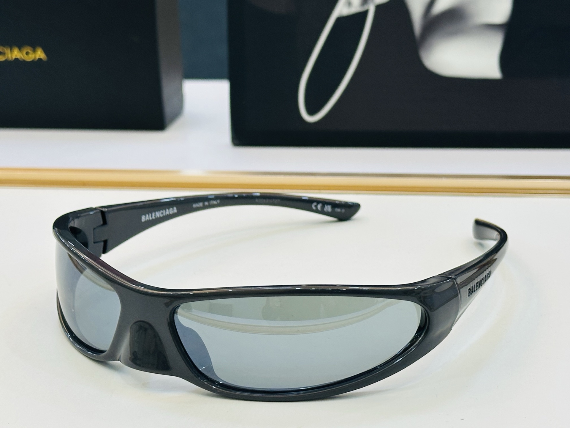 BALENCIAGA巴黎世家 BB0383S Size：76口17-120 版型很特别的设计让人一眼爱上