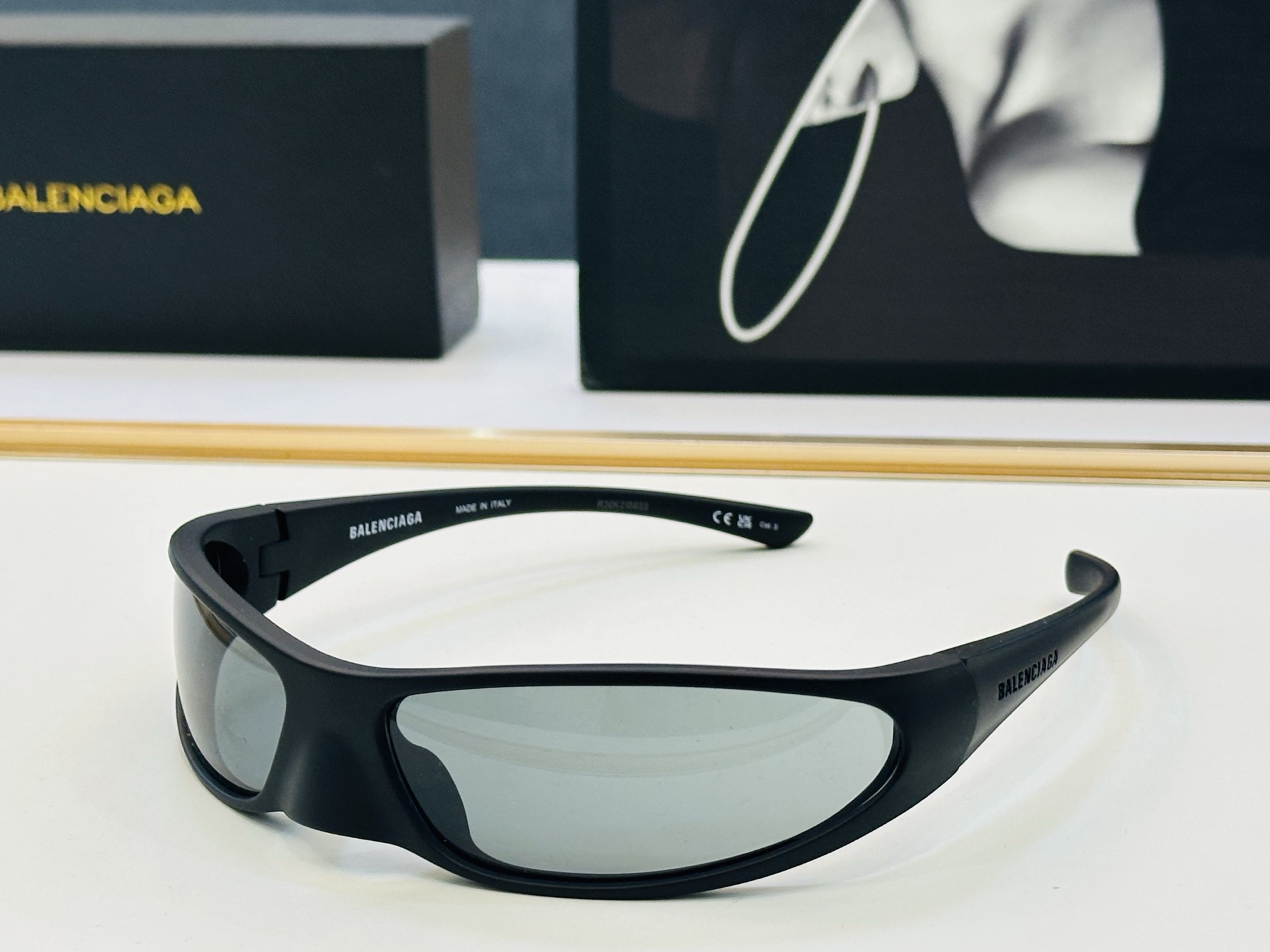 BALENCIAGA巴黎世家 BB0383S Size：76口17-120 版型很特别的设计让人一眼爱上