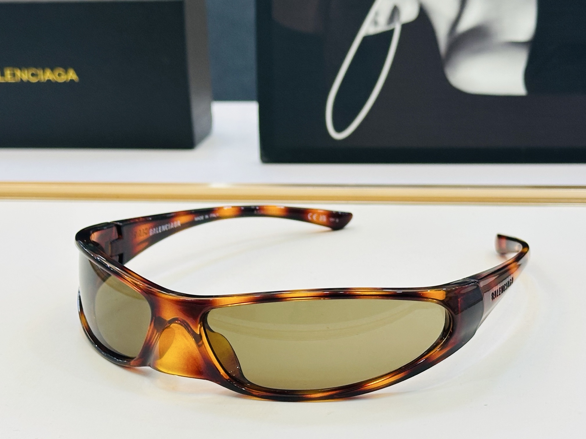 BALENCIAGA巴黎世家 BB0383S Size：76口17-120 版型很特别的设计让人一眼爱上