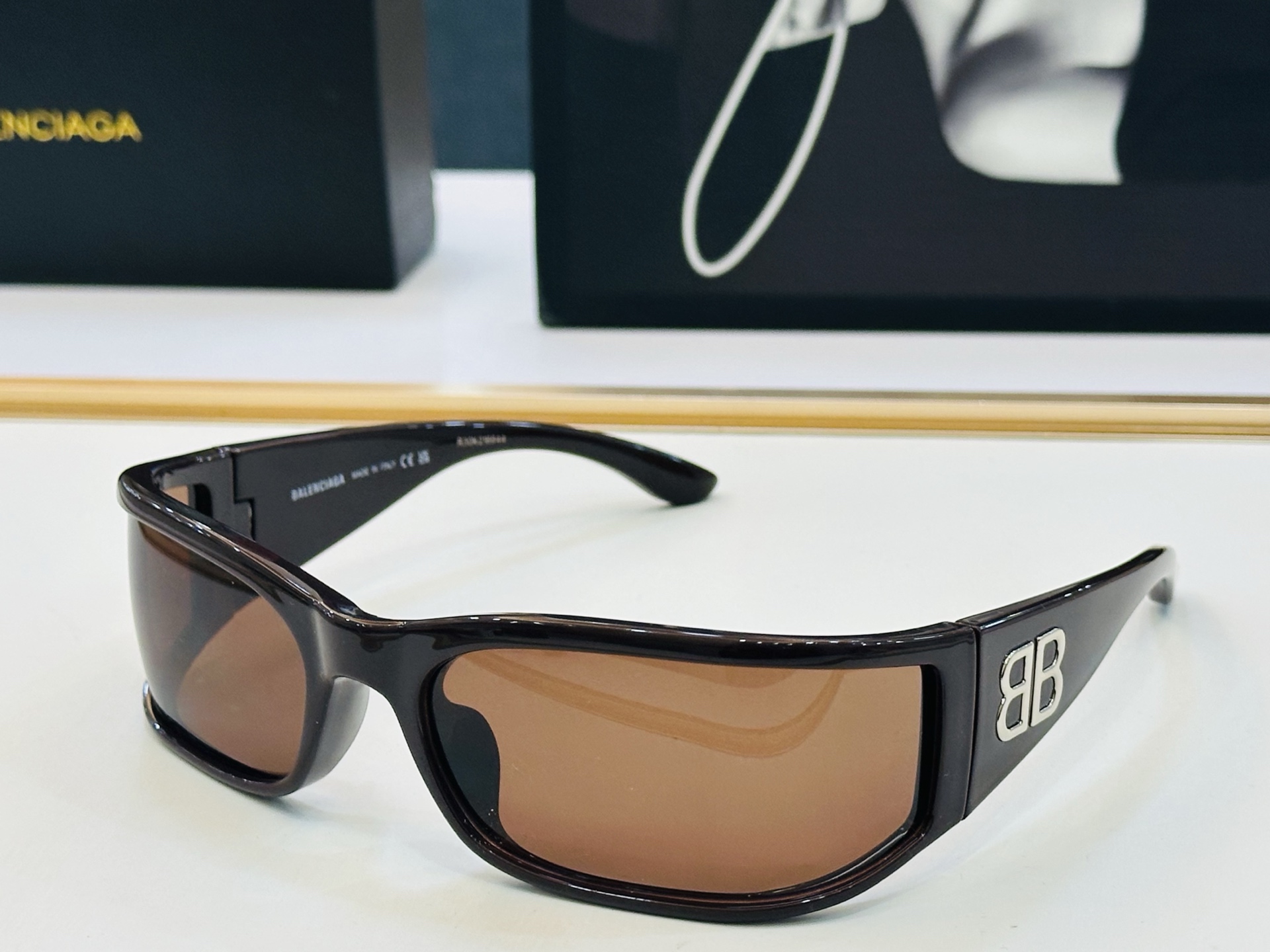 BALENCIAGA巴黎世家 BB0458S Size：73口21-110 版型很特别的设计让人一眼爱上