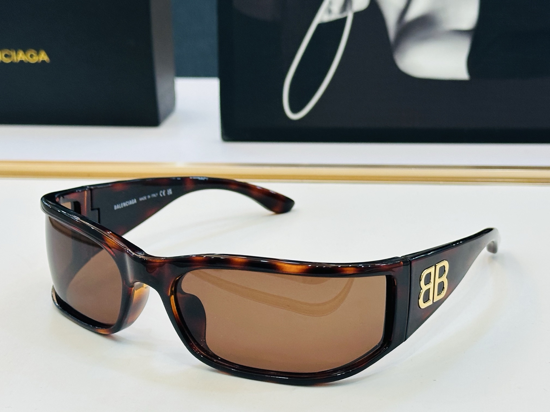 BALENCIAGA巴黎世家 BB0458S Size：73口21-110 版型很特别的设计让人一眼爱上