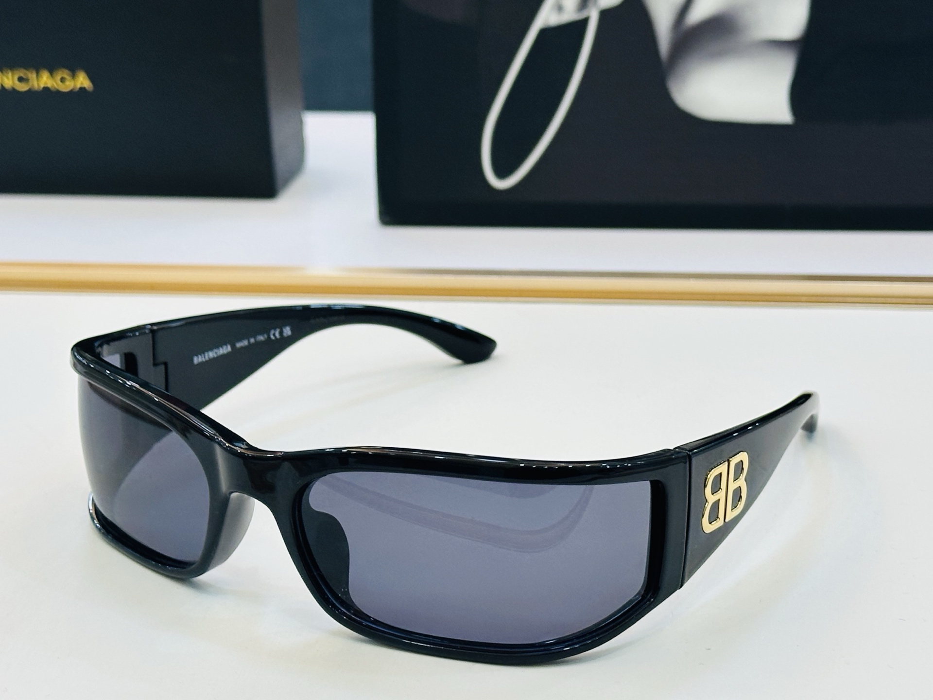 BALENCIAGA巴黎世家 BB0458S Size：73口21-110 版型很特别的设计让人一眼爱上