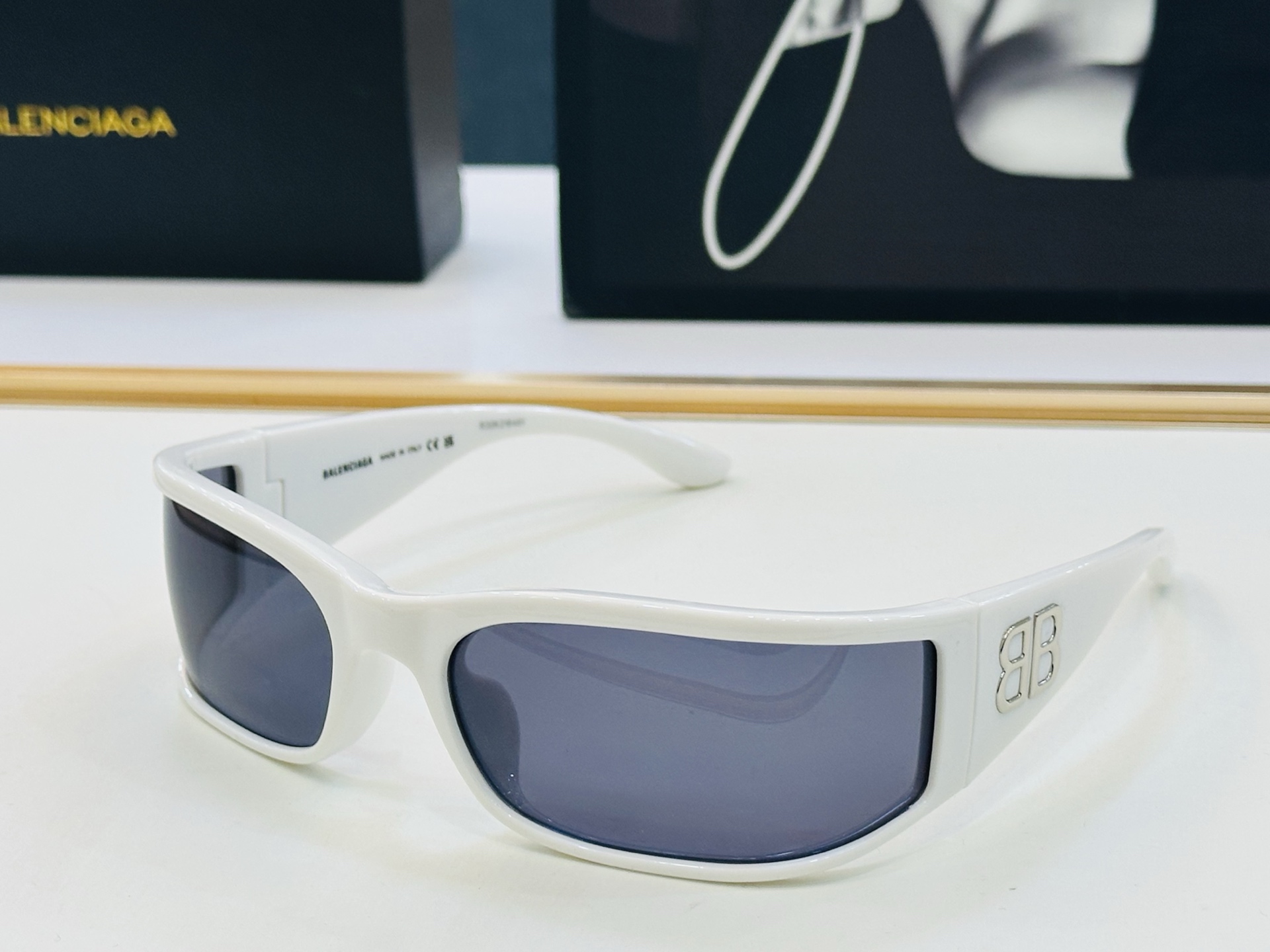 BALENCIAGA巴黎世家 BB0458S Size：73口21-110 版型很特别的设计让人一眼爱上