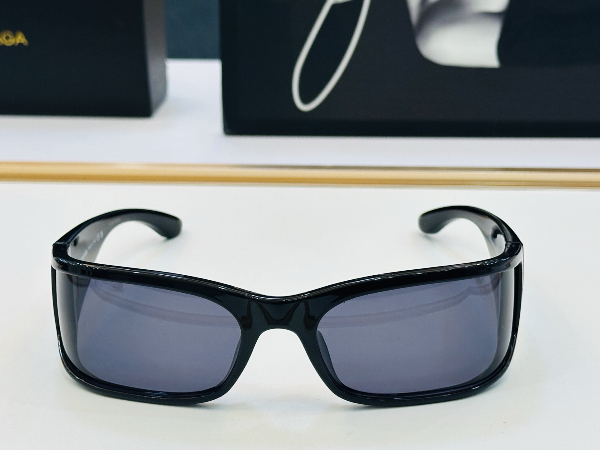 BALENCIAGA巴黎世家 BB0458S Size：73口21-110 版型很特别的设计让人一眼爱上