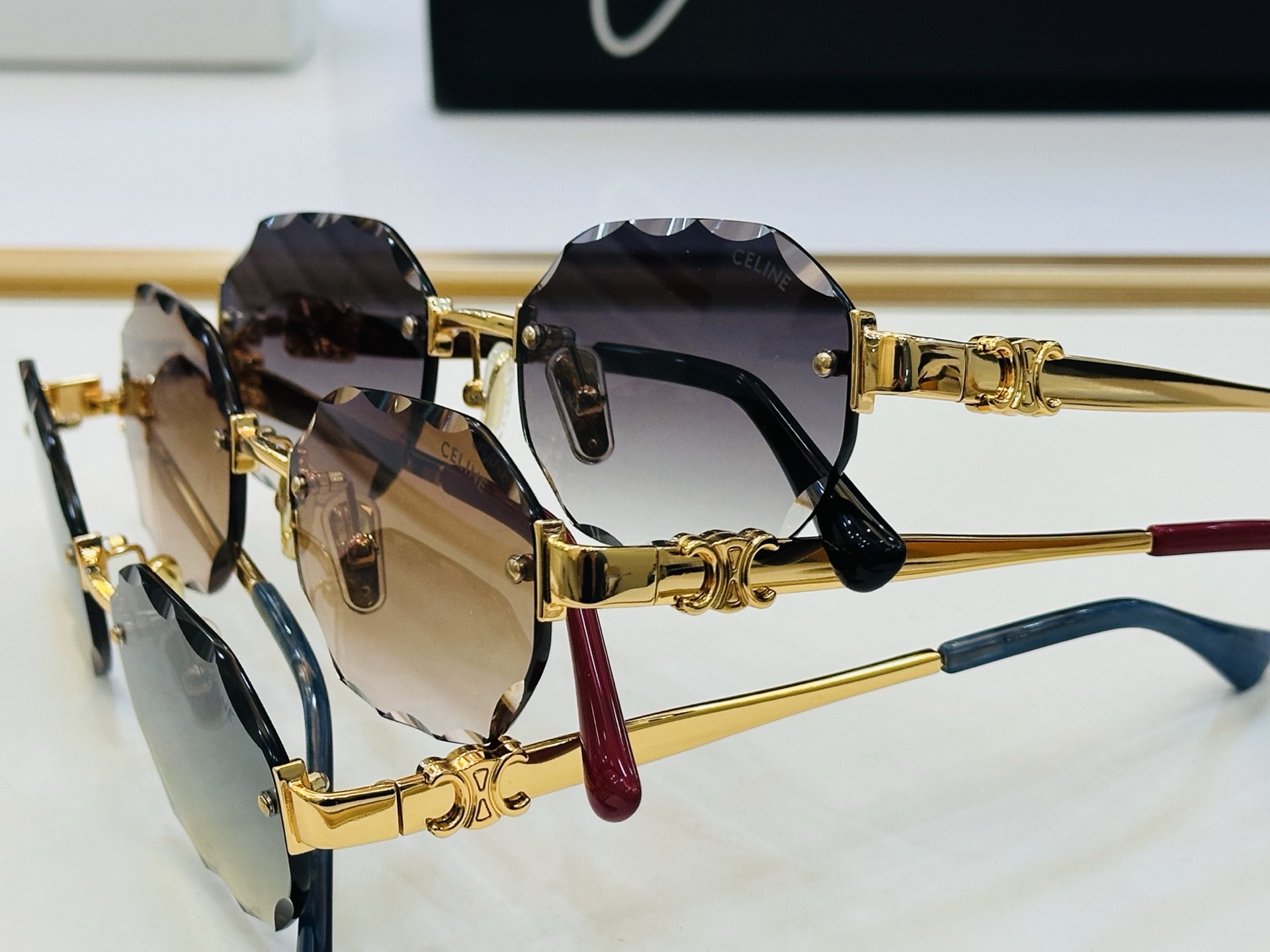 【CELINE】赛琳 CL42141U Size：56口18-143 一直热销的款式 欧美风 光泽度好 