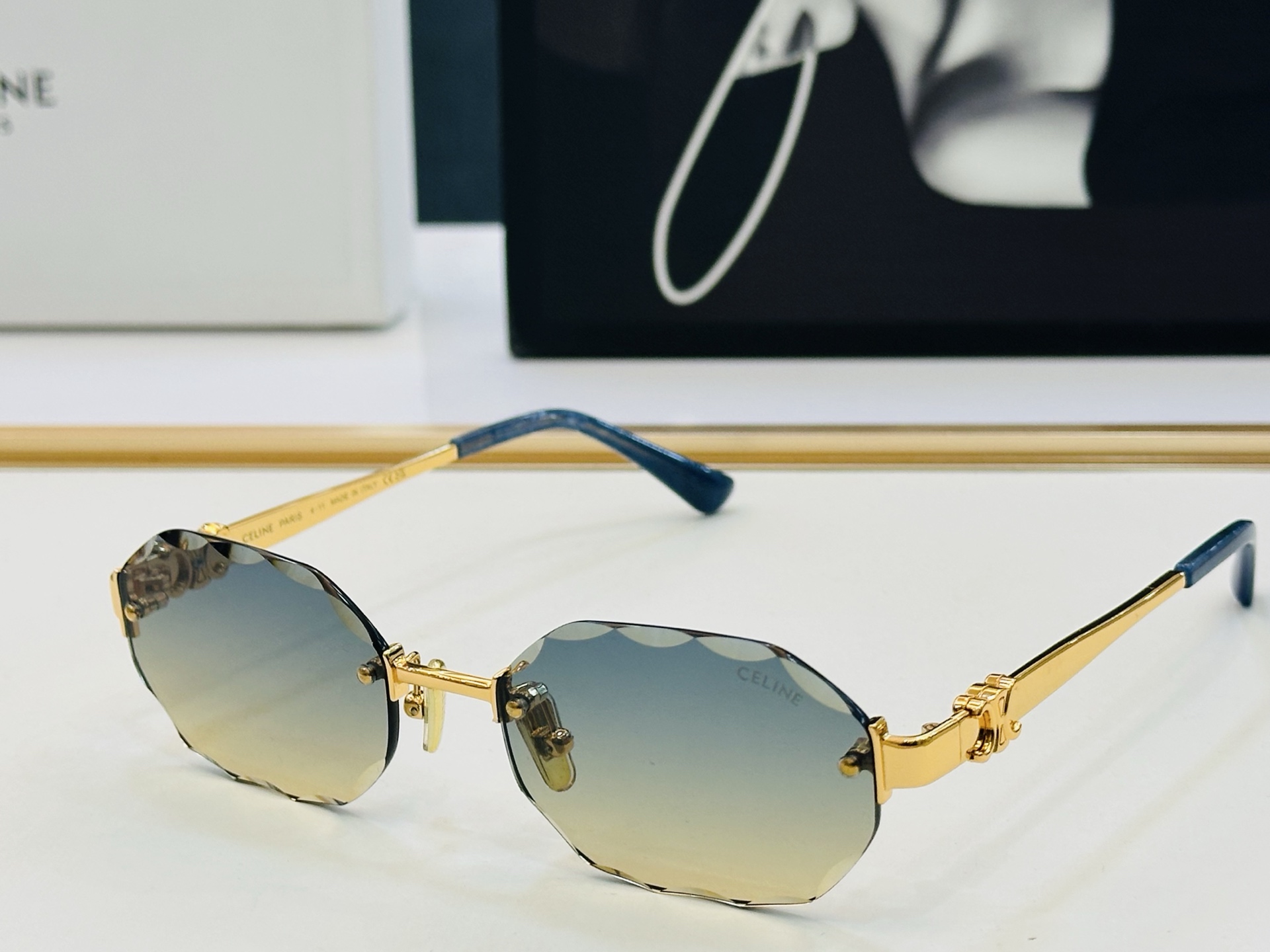 【CELINE】赛琳 CL42141U Size：56口18-143 一直热销的款式 欧美风 光泽度好 