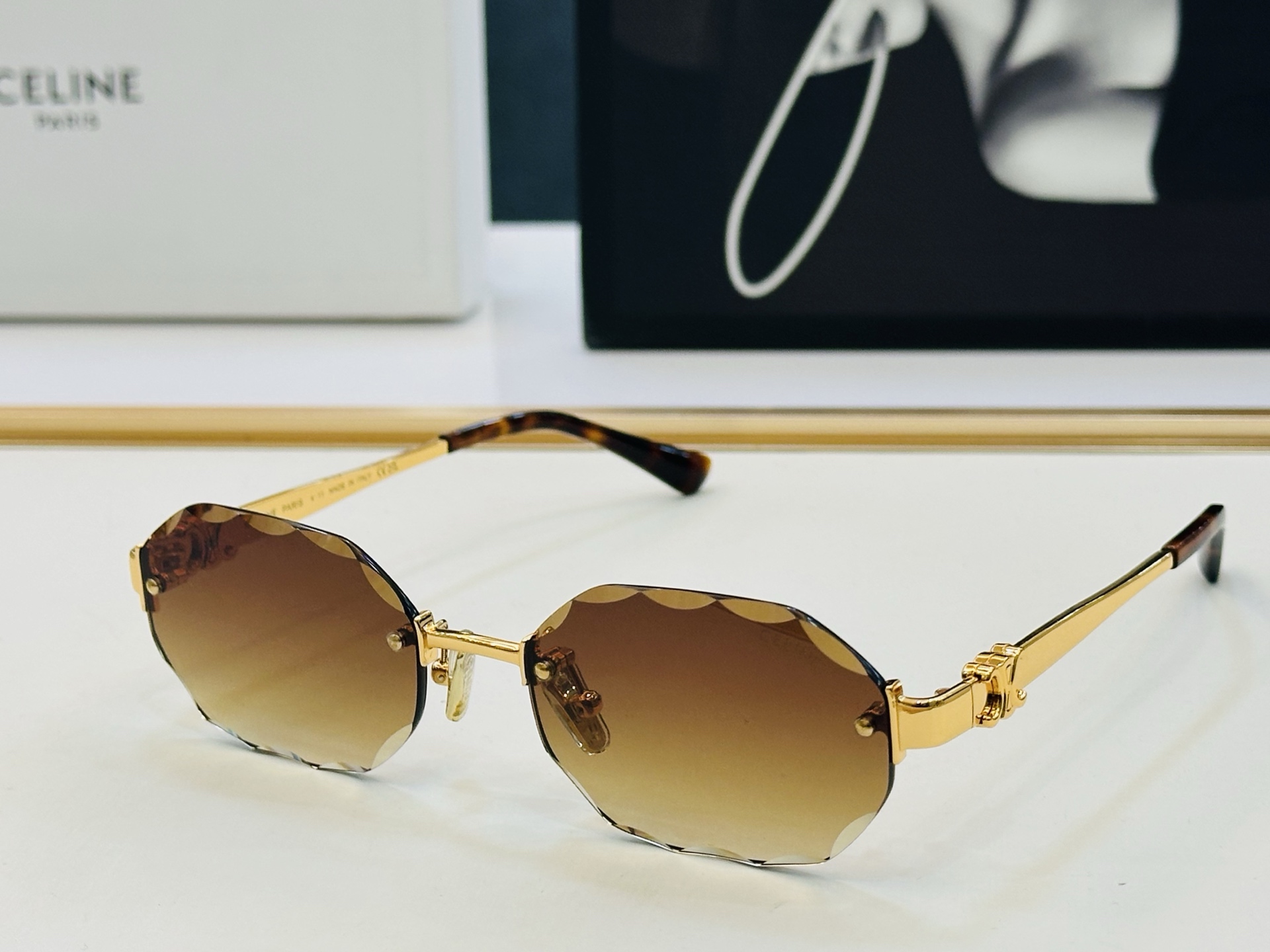 【CELINE】赛琳 CL42141U Size：56口18-143 一直热销的款式 欧美风 光泽度好 