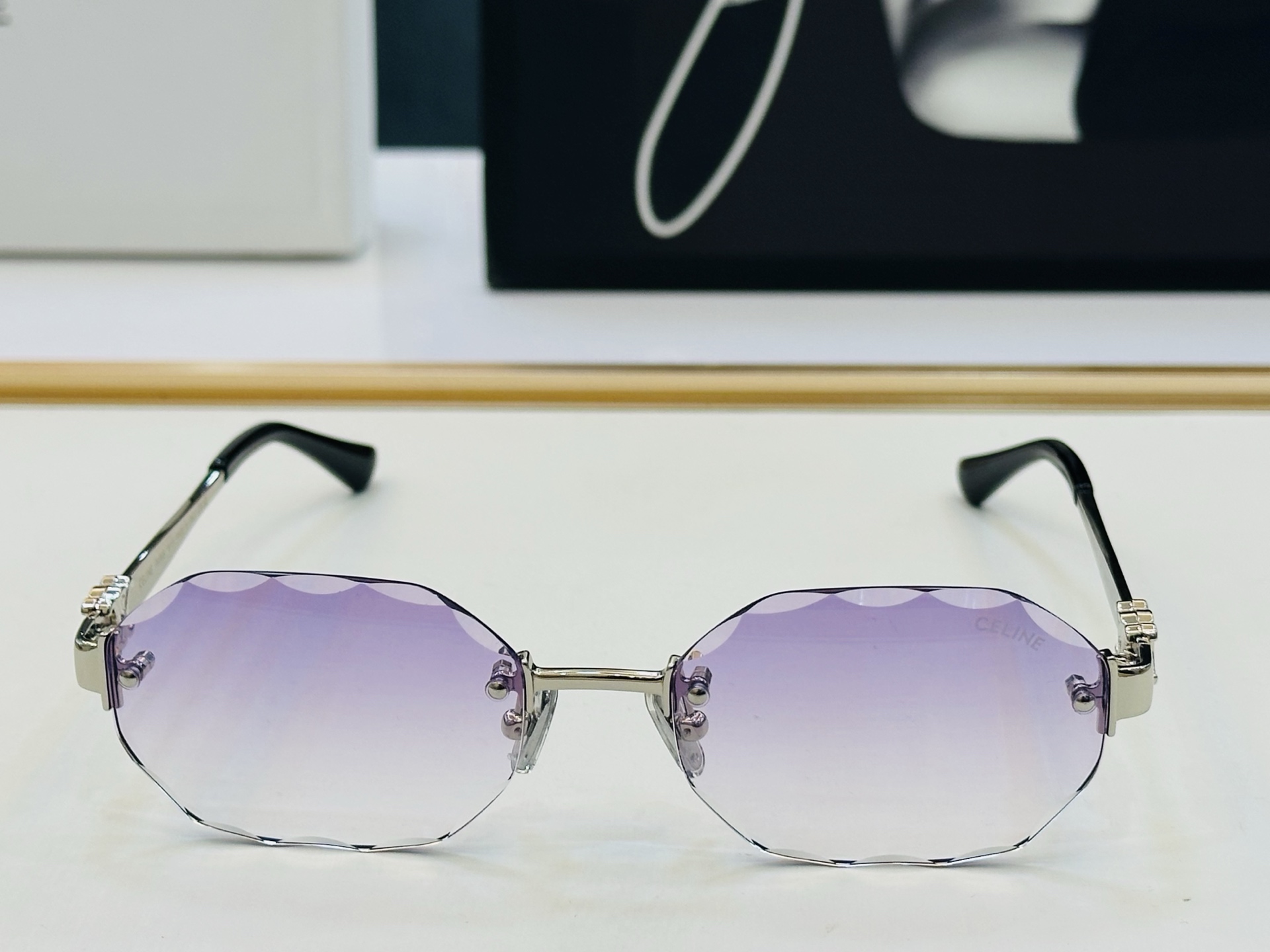 【CELINE】赛琳 CL42141U Size：56口18-143 一直热销的款式 欧美风 光泽度好 