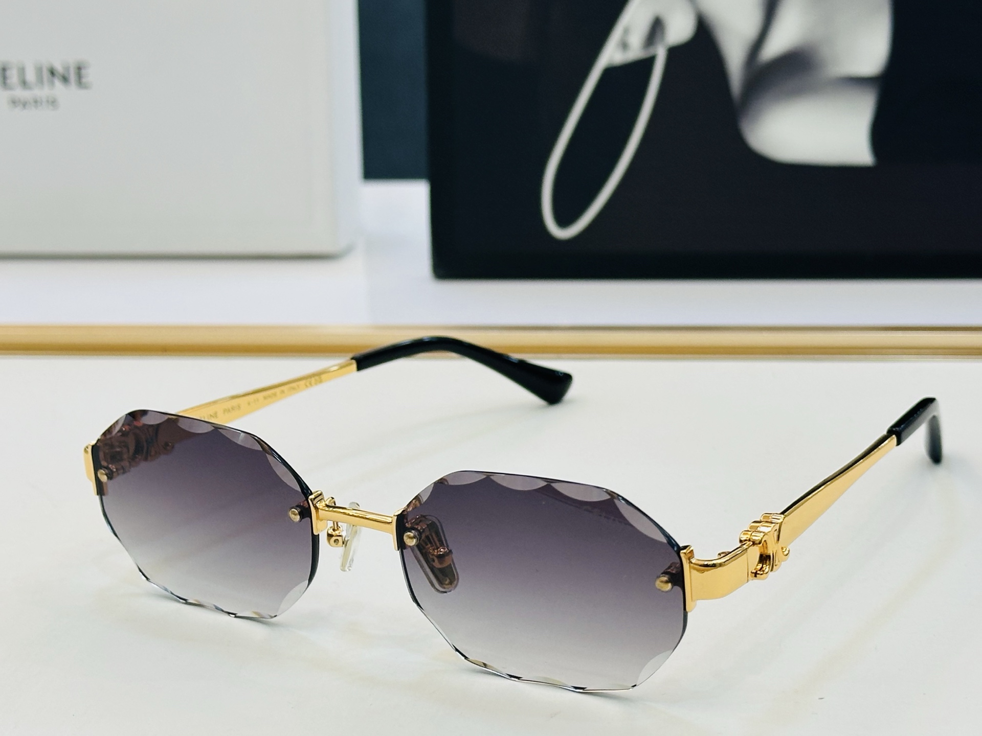 【CELINE】赛琳 CL42141U Size：56口18-143 一直热销的款式 欧美风 光泽度好 