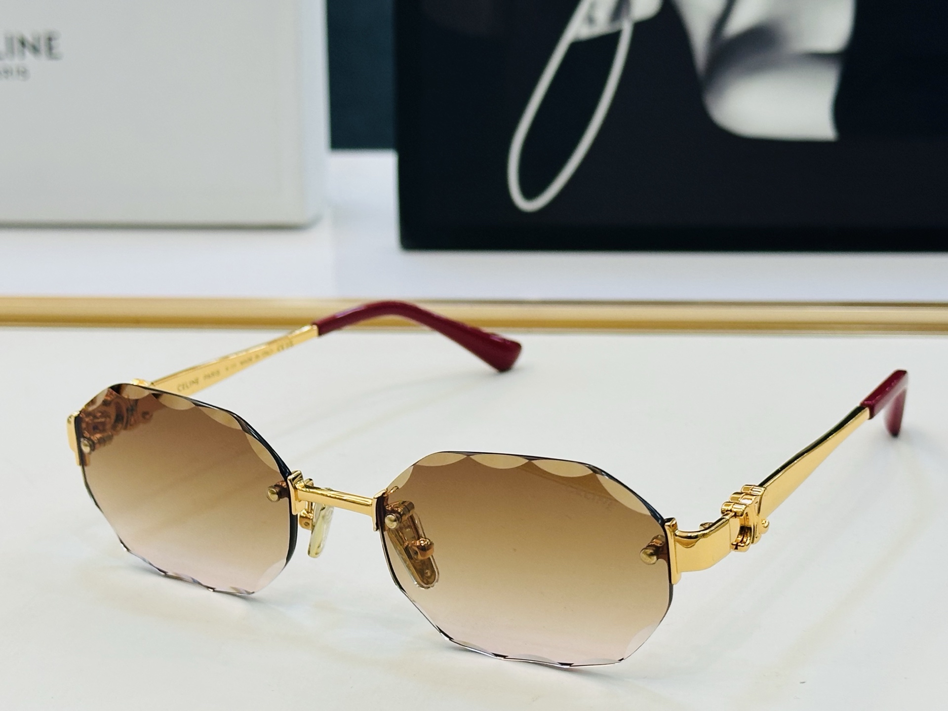 【CELINE】赛琳 CL42141U Size：56口18-143 一直热销的款式 欧美风 光泽度好 