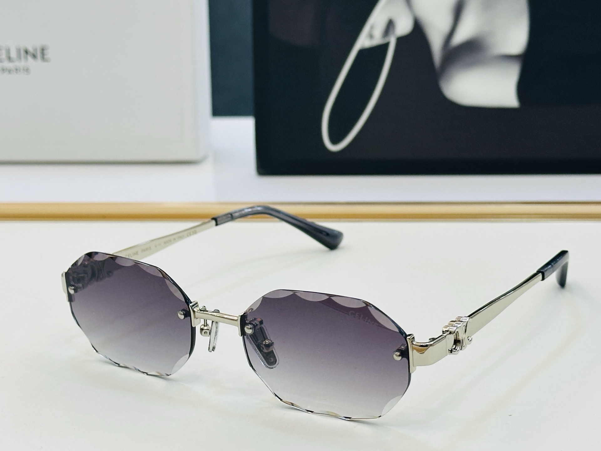 【CELINE】赛琳 CL42141U Size：56口18-143 一直热销的款式 欧美风 光泽度好 