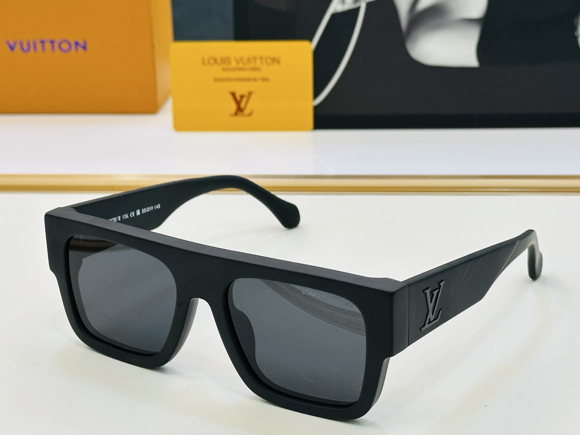 路易家 LOUIS *VUITON 原单高品质 Model: Z2125E 高端货 Size：55口19