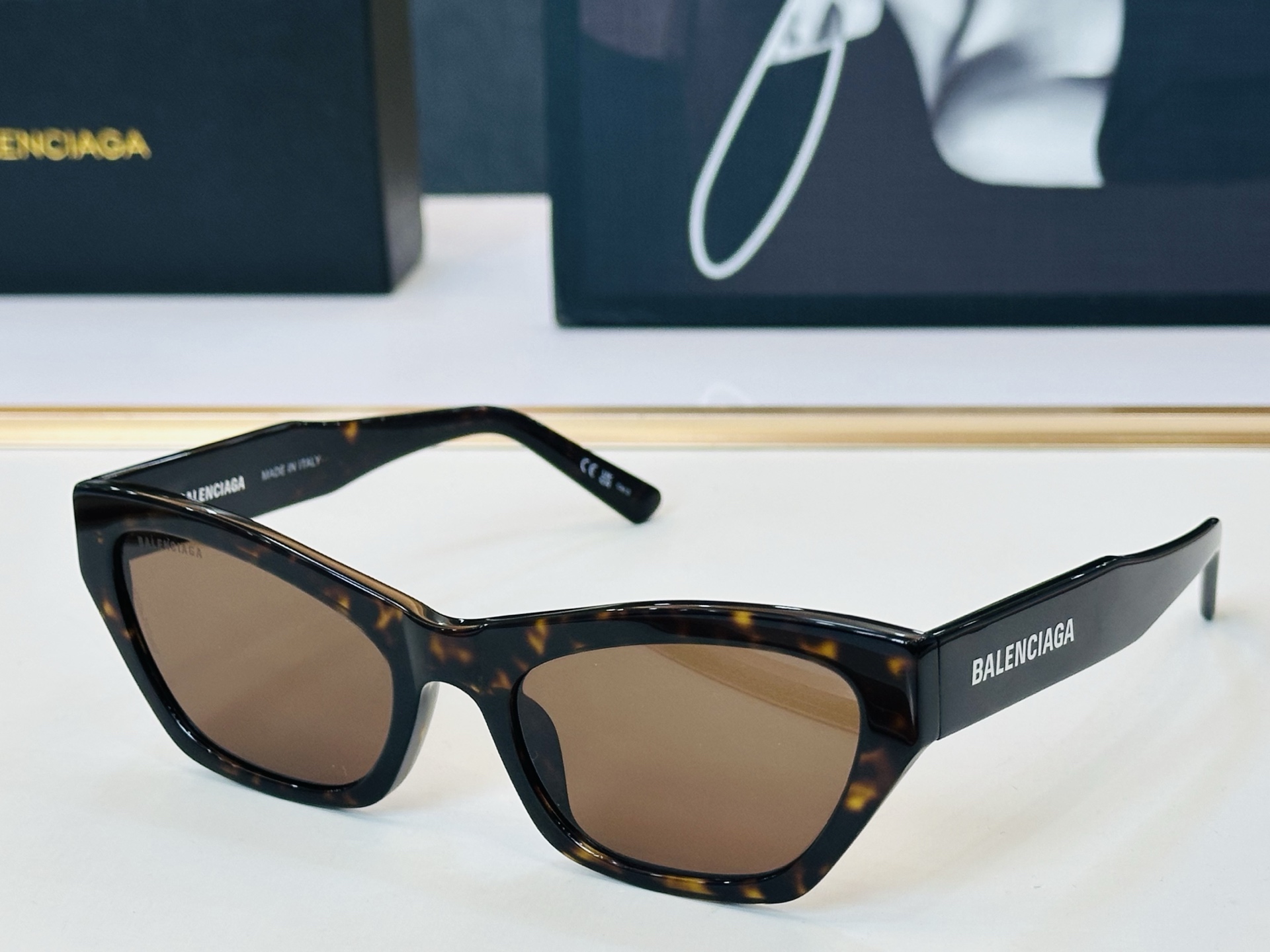 BALENCIAGA巴黎世家 BB0447S Size：56口20-145 版型很特别的设计让人一眼爱上