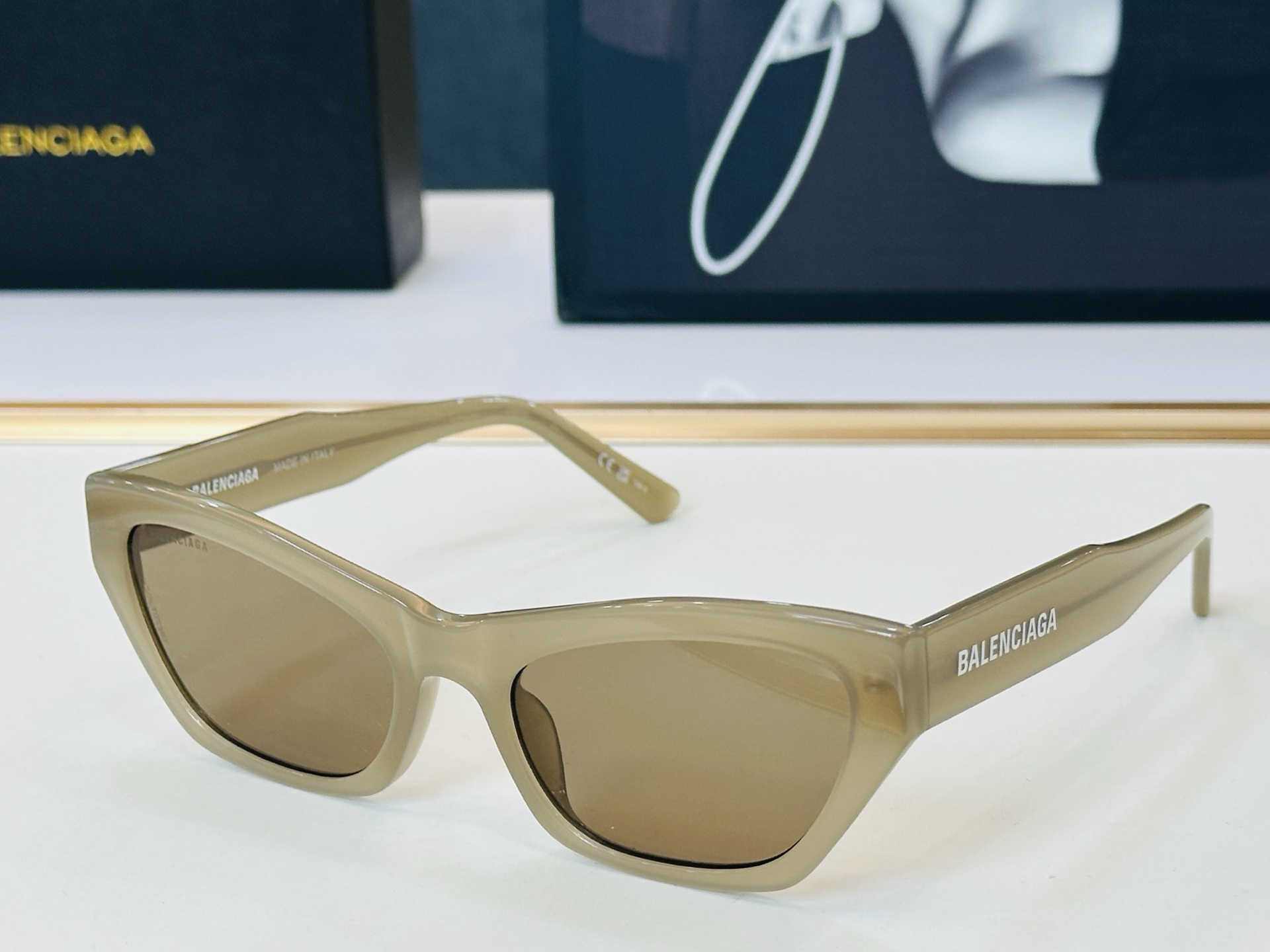 BALENCIAGA巴黎世家 BB0447S Size：56口20-145 版型很特别的设计让人一眼爱上