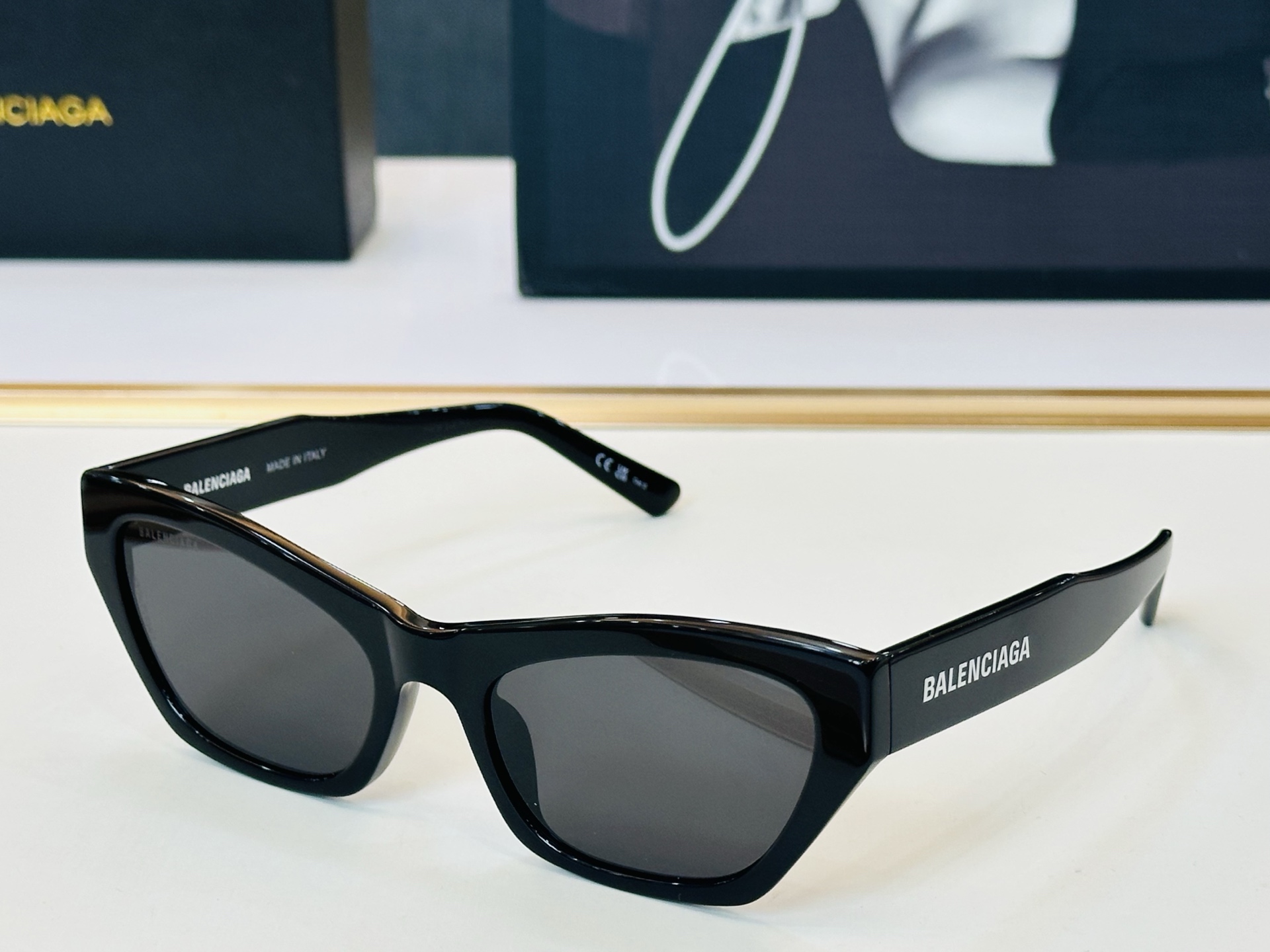 BALENCIAGA巴黎世家 BB0447S Size：56口20-145 版型很特别的设计让人一眼爱上