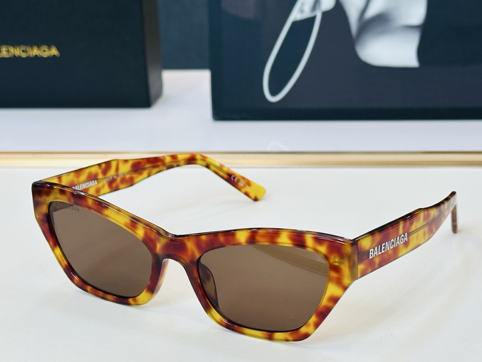 BALENCIAGA巴黎世家 BB0447S Size：56口20-145 版型很特别的设计让人一眼爱上