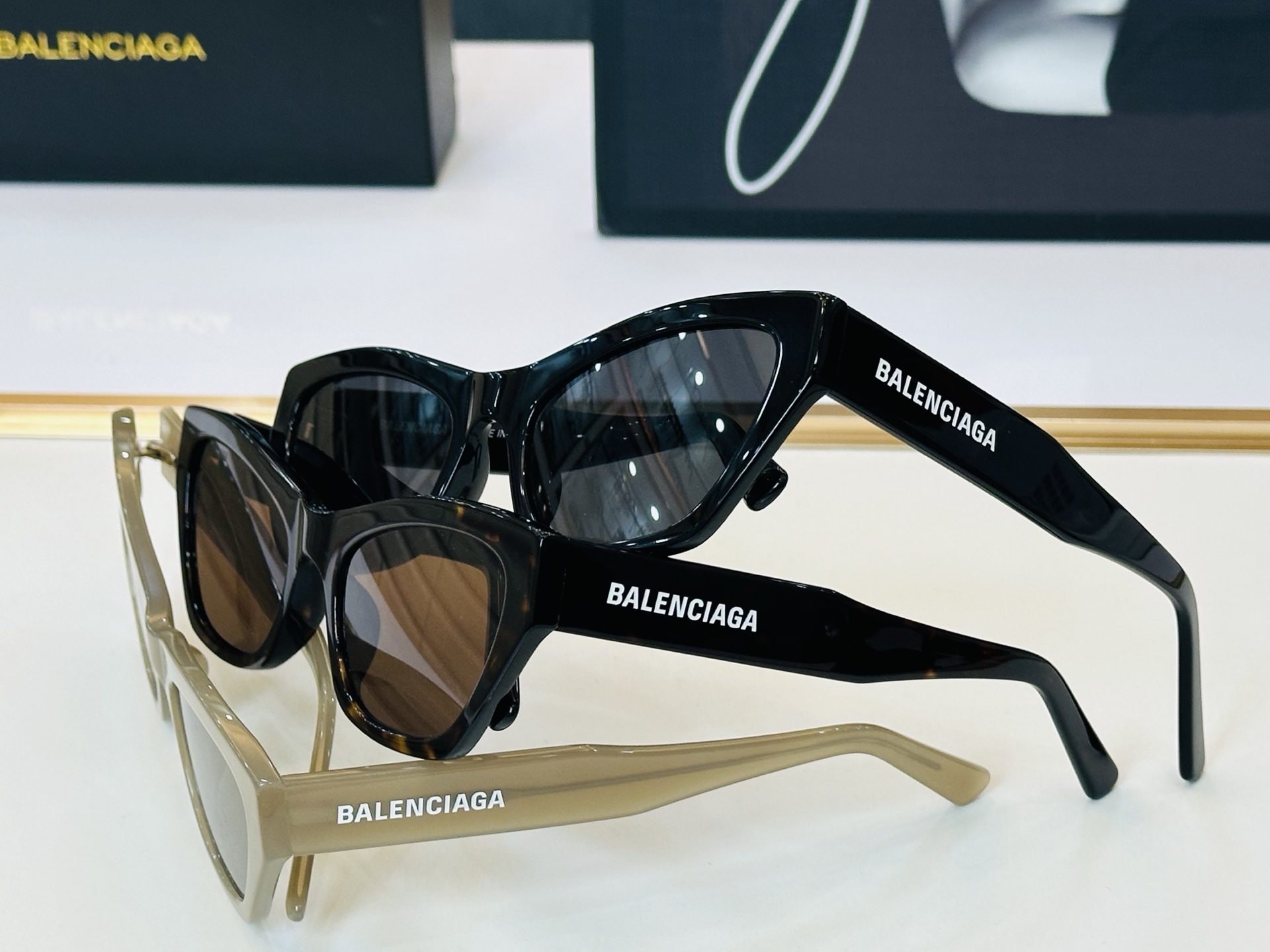 BALENCIAGA巴黎世家 BB0447S Size：56口20-145 版型很特别的设计让人一眼爱上