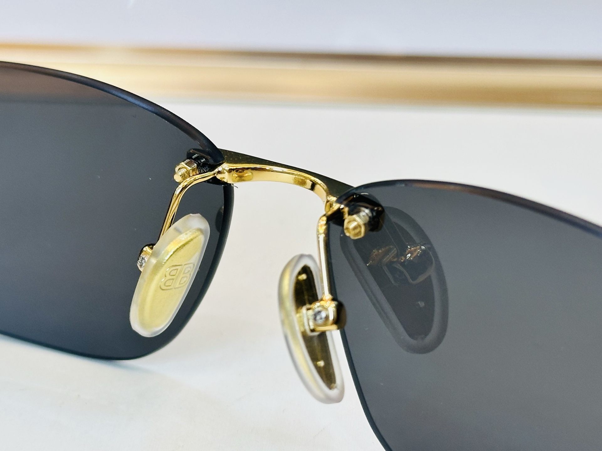 BALENCIAGA巴黎世家 最新 版型很特别的设计让人一眼爱上 BB0484S Size: 76口15