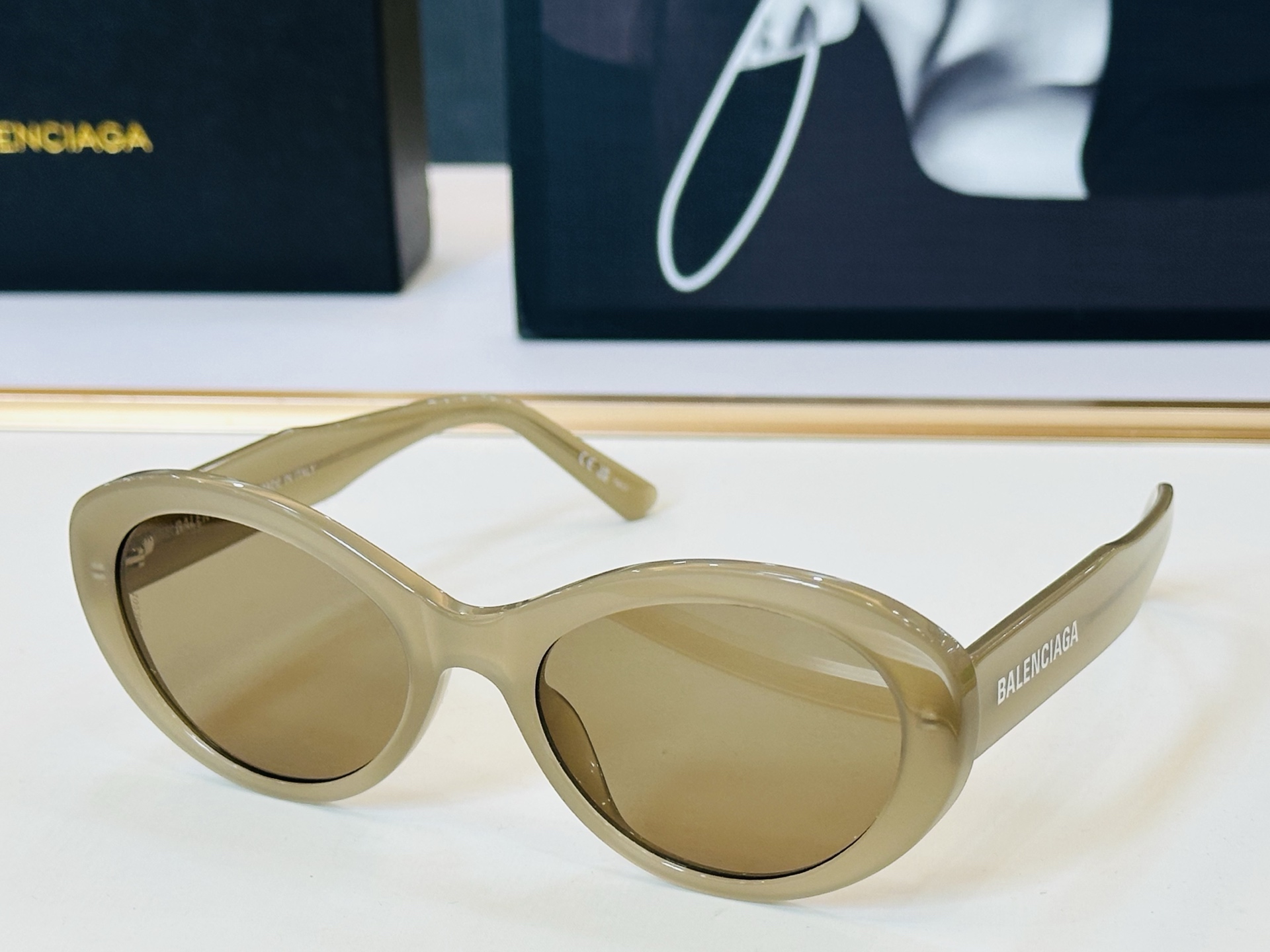 BALENCIAGA巴黎世家 BB0446S Size：56口20-145 版型很特别的设计让人一眼爱上