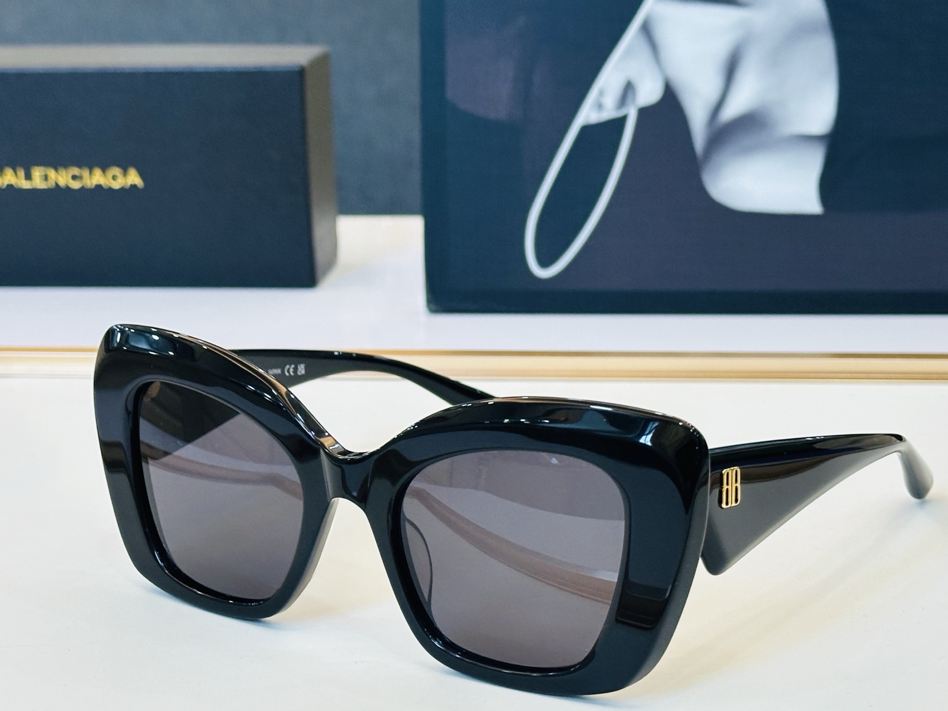 BALENCIAGA巴黎世家 最新 版型很特别的设计让人一眼爱上 BB0503S Size: 54口22