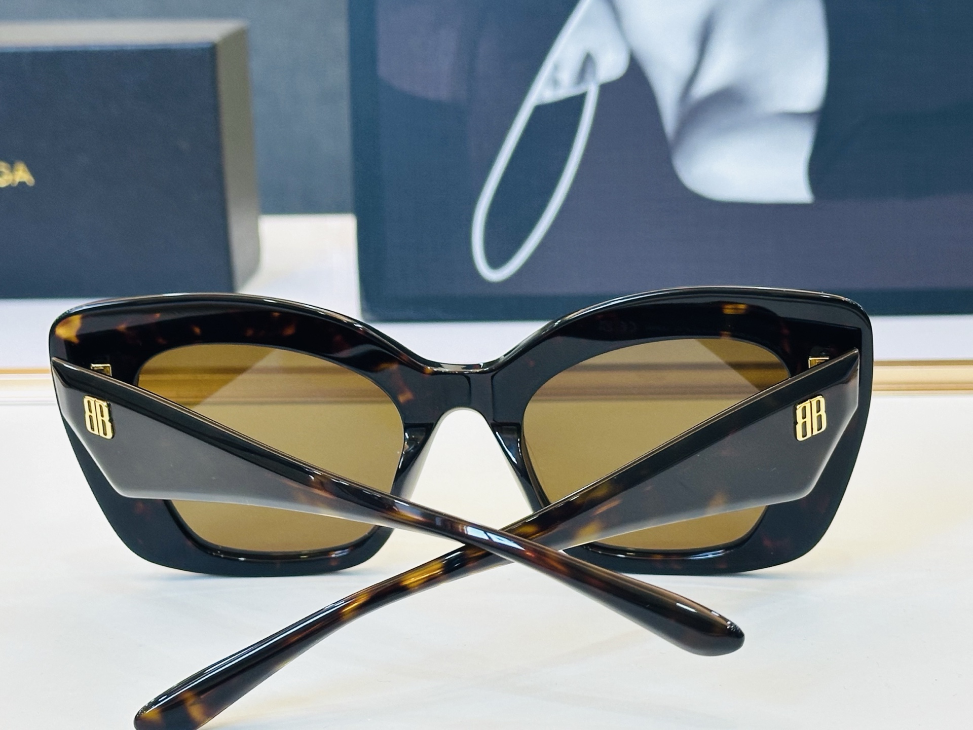 BALENCIAGA巴黎世家 最新 版型很特别的设计让人一眼爱上 BB0503S Size: 54口22