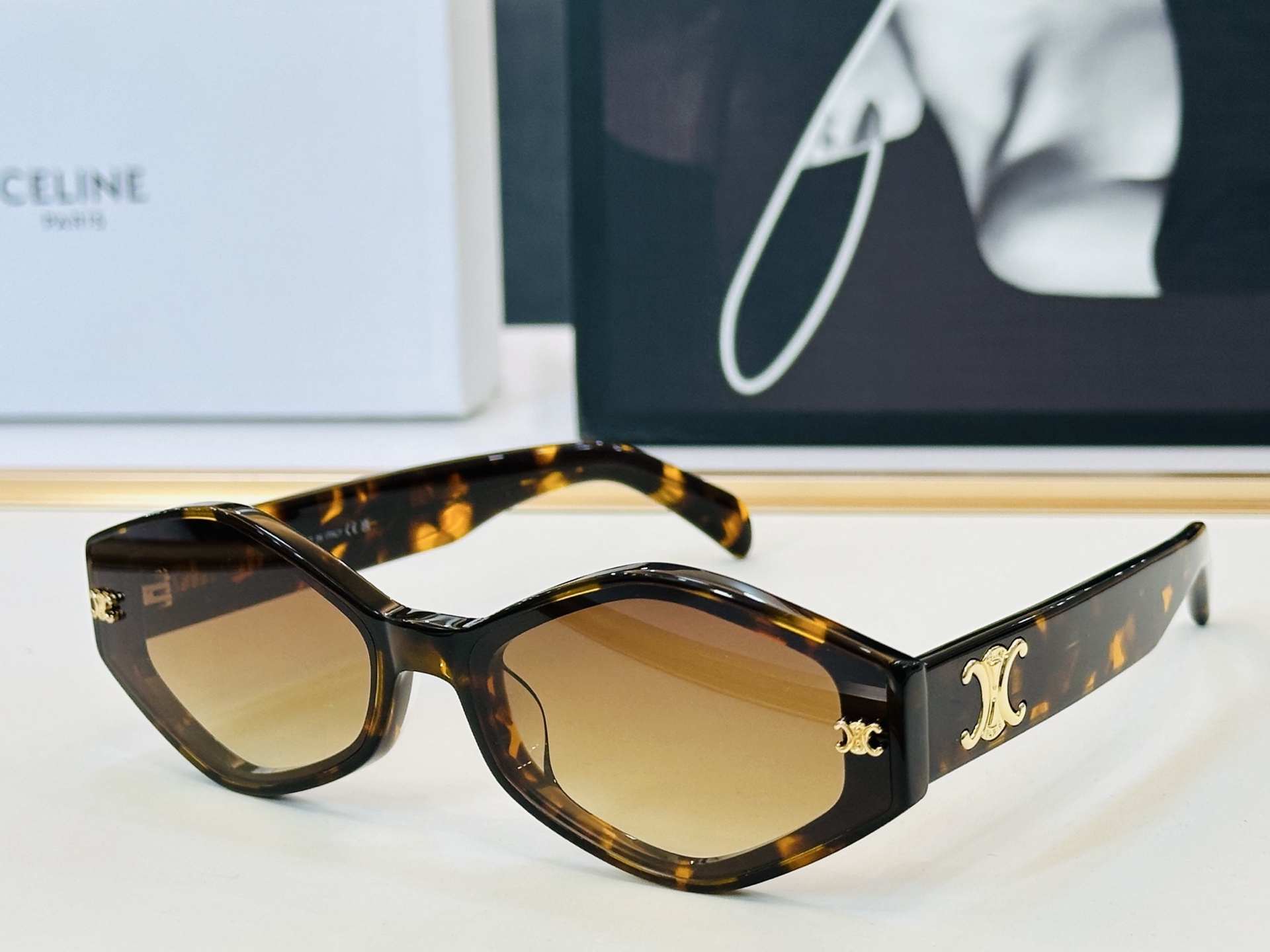 【CELINE】赛琳 CL40339F Size：62口13-145 一直热销的款式 欧美风 L光泽度好