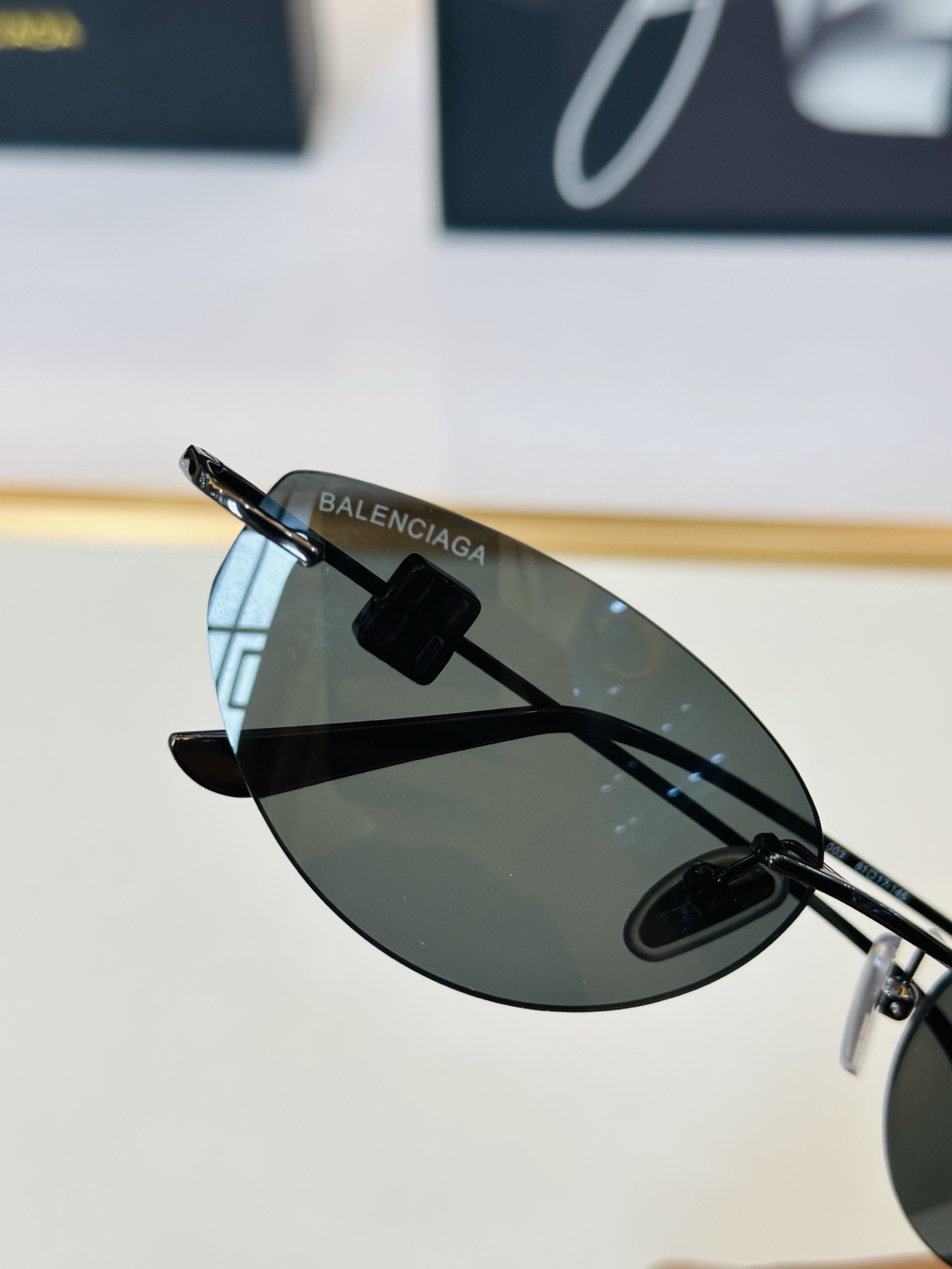 BALENCIAGA巴黎世家 最新 版型很特别的设计让人一眼爱上 BB0508S Size: 61口17