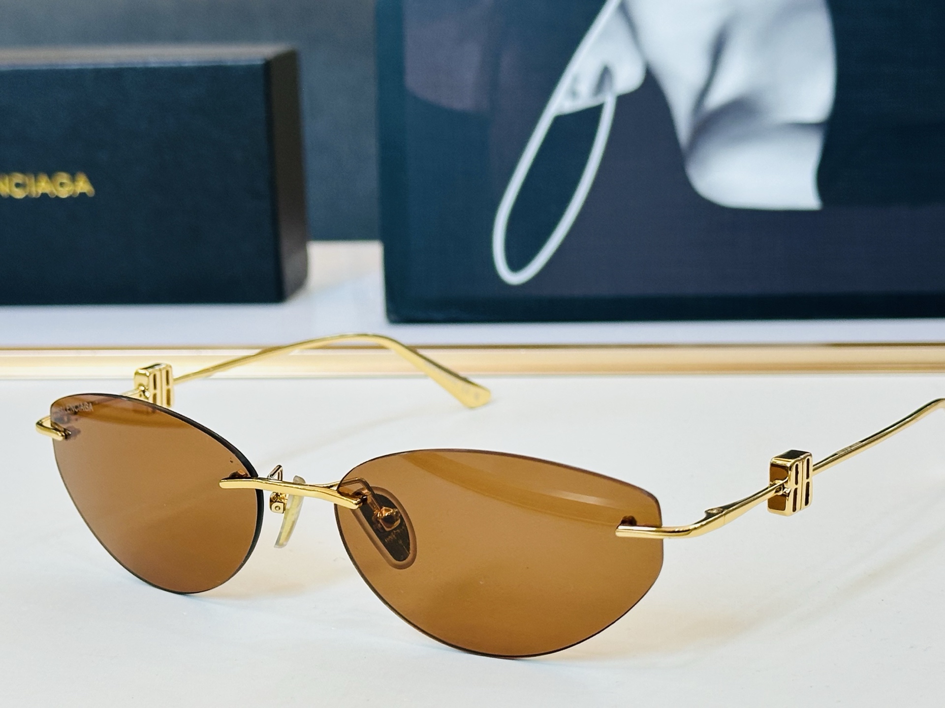 BALENCIAGA巴黎世家 最新 版型很特别的设计让人一眼爱上 BB0508S Size: 61口17