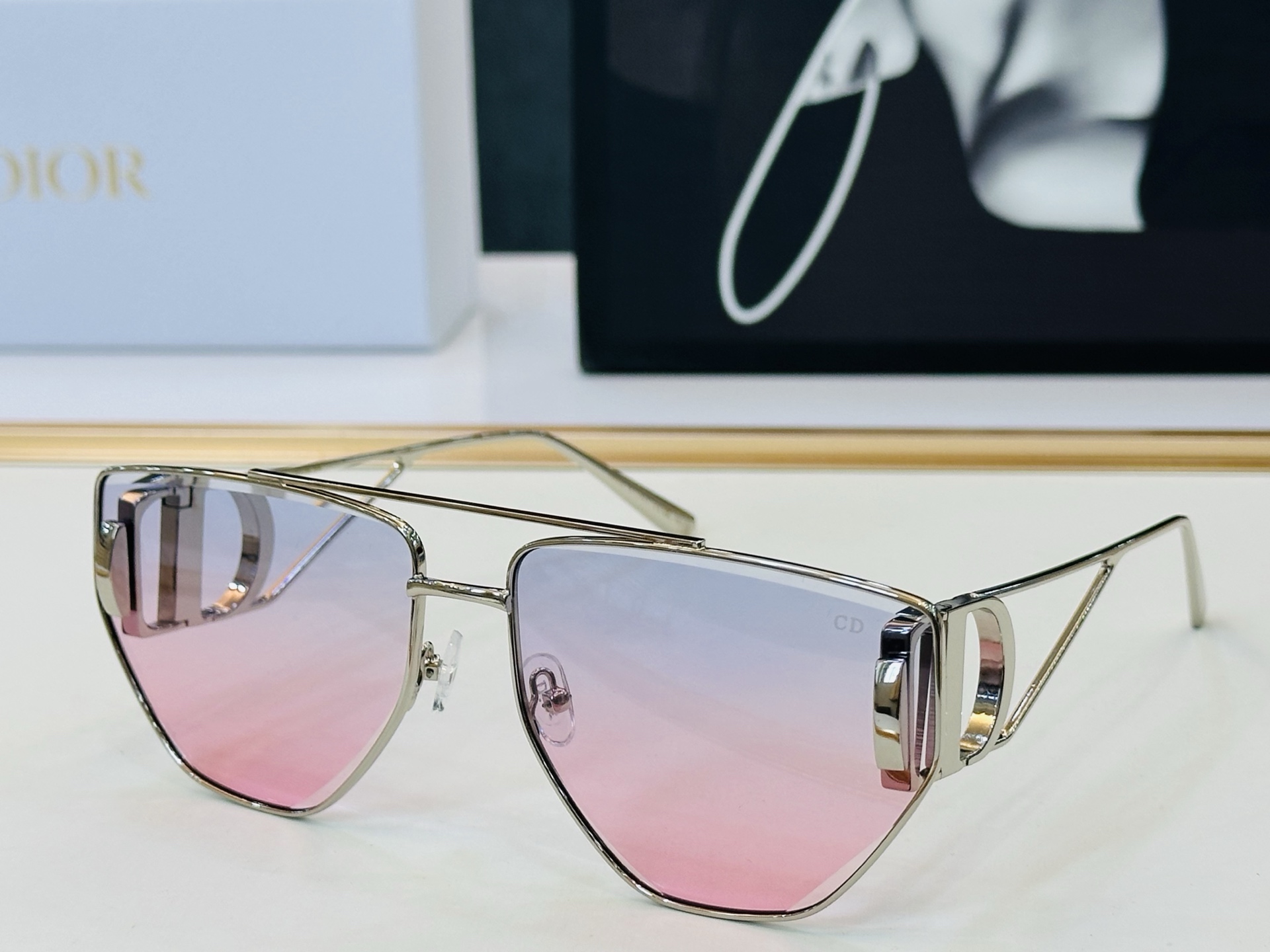 🔻🔻🔻DIO* 迪家 42UCR Size：64口16-140   春夏款墨镜 😎🔆。。搭配镜腿精致 b