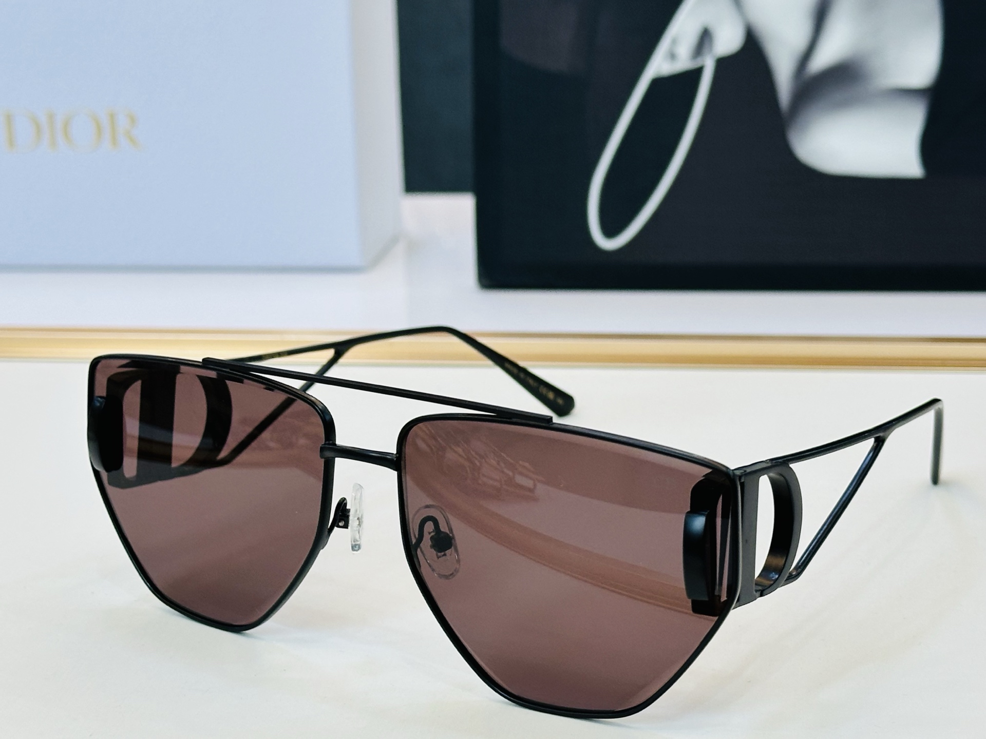 🔻🔻🔻DIO* 迪家 42UCR Size：64口16-140   春夏款墨镜 😎🔆。。搭配镜腿精致 b