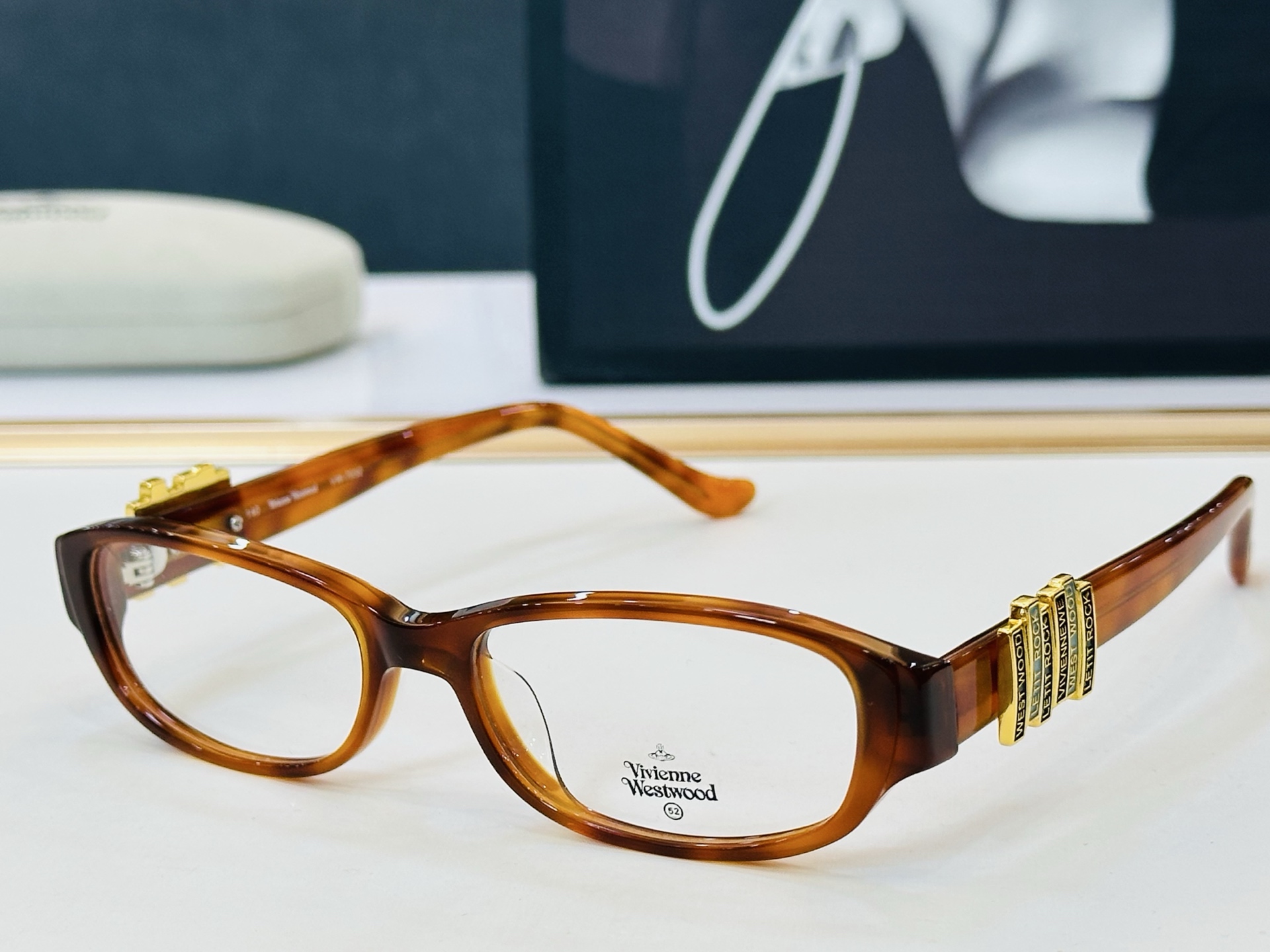 Vivienne WestwoodMod ：VW7032F Size ：52口16-140配盒