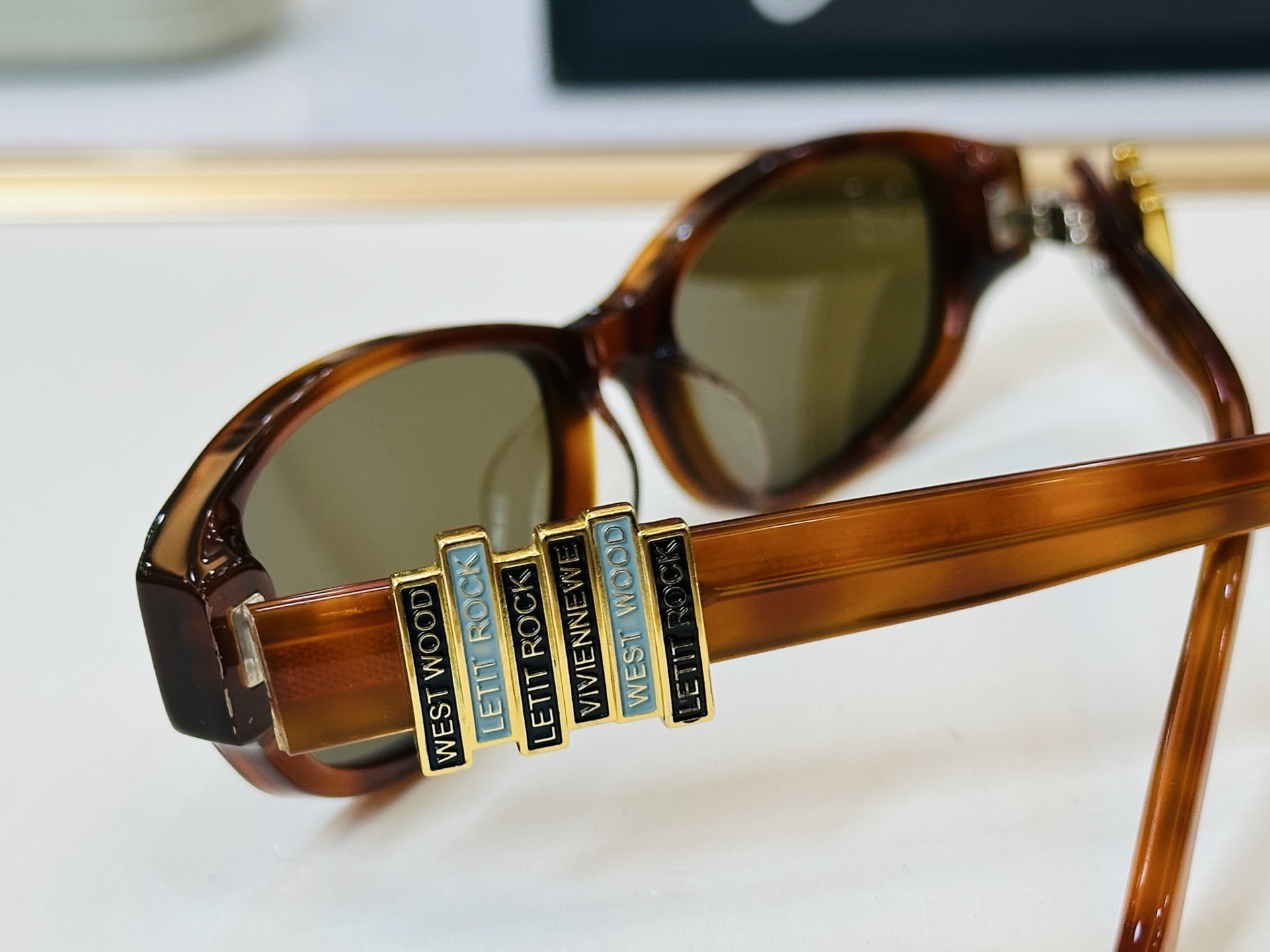 Vivienne WestwoodMod ：VW7032F Size ：52口16-140配盒
