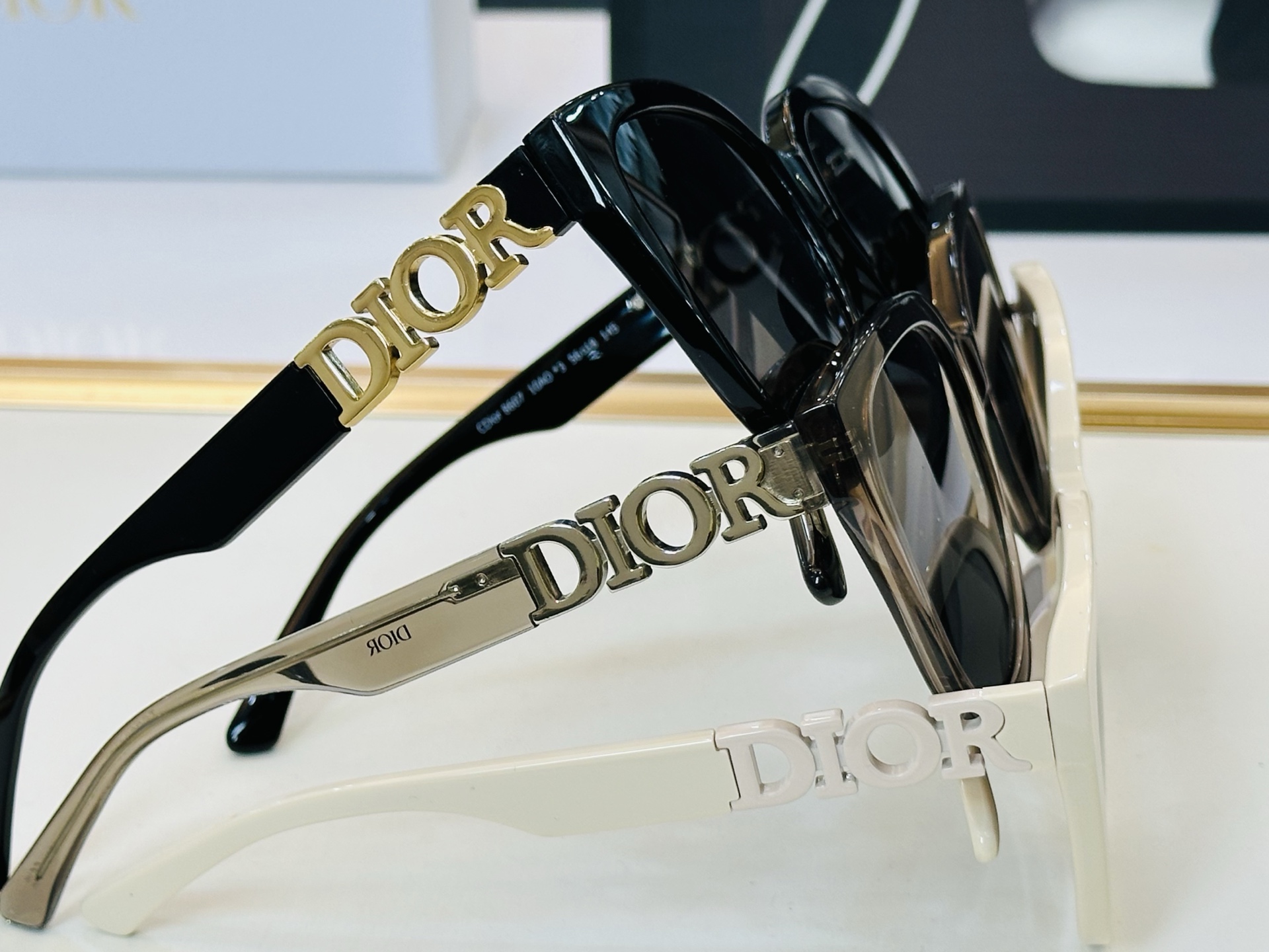 🔻🔻🔻DIO* 迪家 CD8607 Size：56口18-145 春夏款墨镜 😎🔆。。搭配镜腿精致款 B