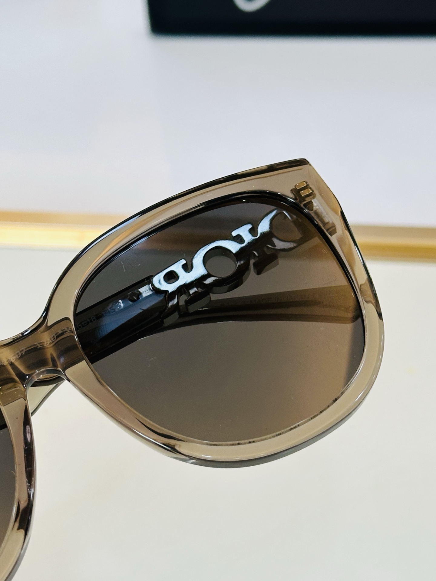 🔻🔻🔻DIO* 迪家 CD8607 Size：56口18-145 春夏款墨镜 😎🔆。。搭配镜腿精致款 B