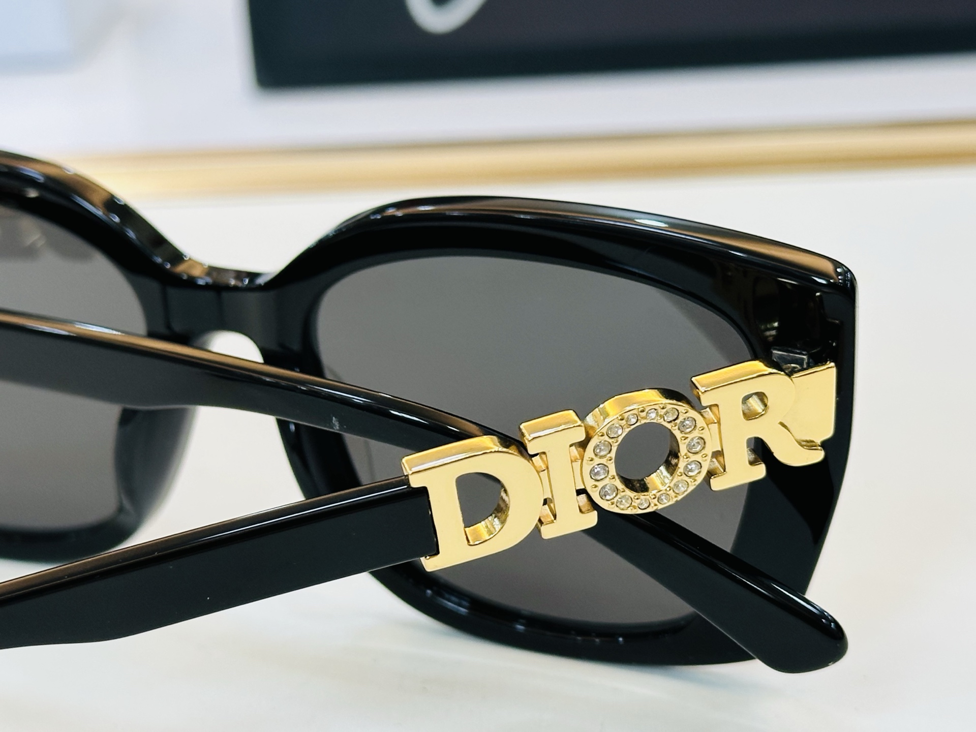 🔻🔻🔻DIO* 迪家 CD8606 Size：53口19-145 春夏款墨镜 😎🔆。。搭配镜腿精致款 B