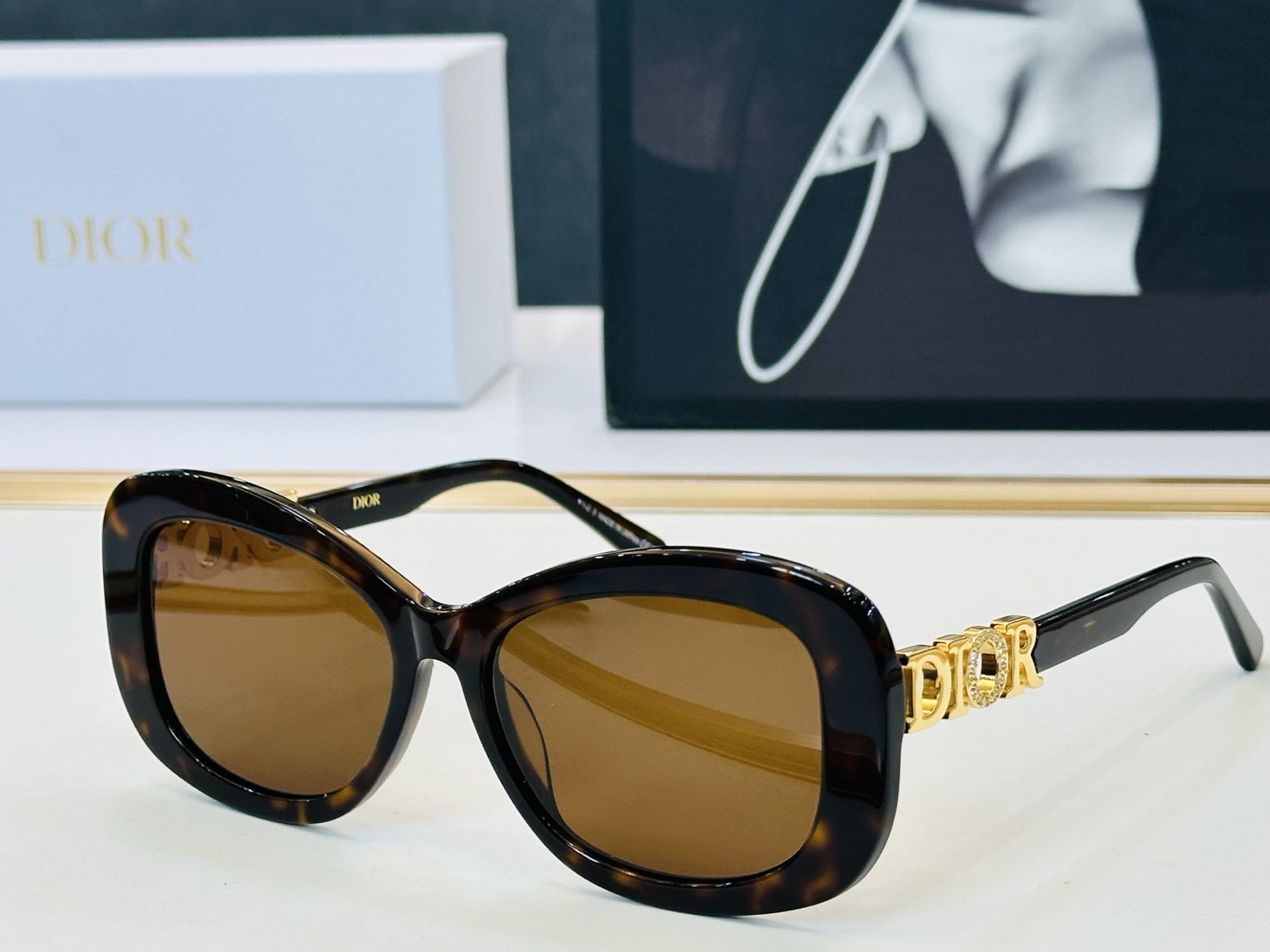 🔻🔻🔻DIO* 迪家 CD8605 Size：56口17-145 春夏款墨镜 😎🔆。。搭配镜腿精致款 B