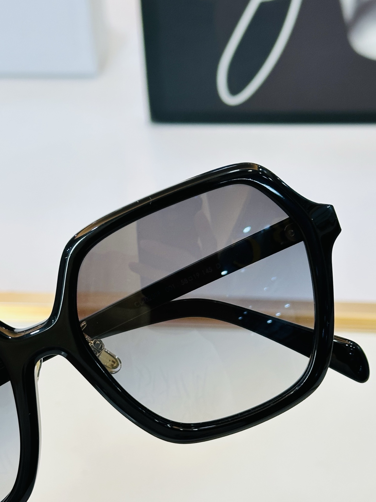 【CELINE】赛琳 CL40230 Size：56口19-145 一直热销的款式 欧美风 光泽度好 质