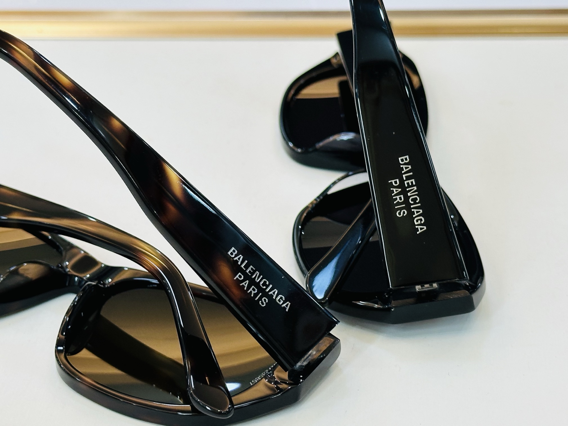 BALENCIAGA巴黎世家 BB0365S Size：57口17-145 版型很特别的设计让人一眼爱上