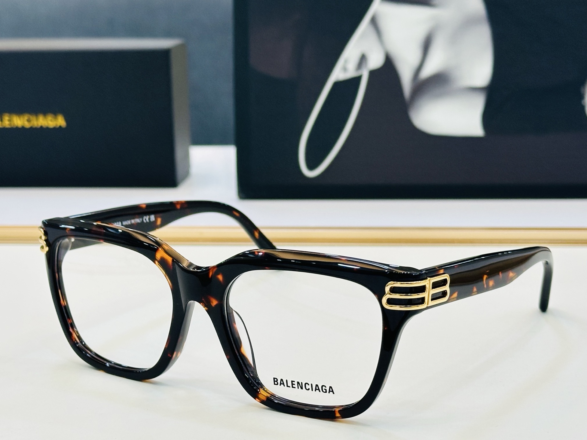 BALENCIAGA巴黎世家 最新 版型很特别的设计让人一眼爱上 BB0437O Size: 54口18