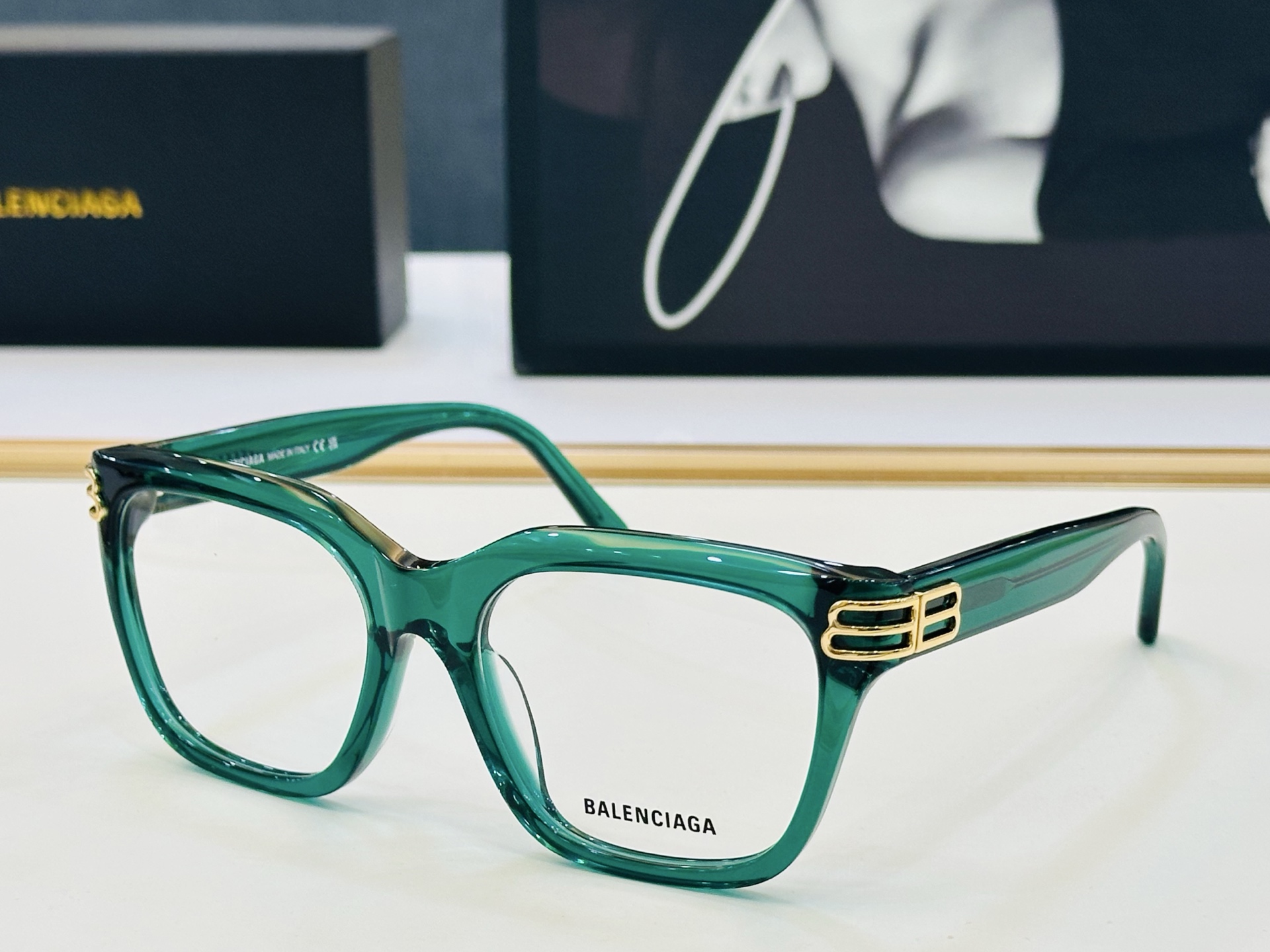 BALENCIAGA巴黎世家 最新 版型很特别的设计让人一眼爱上 BB0437O Size: 54口18