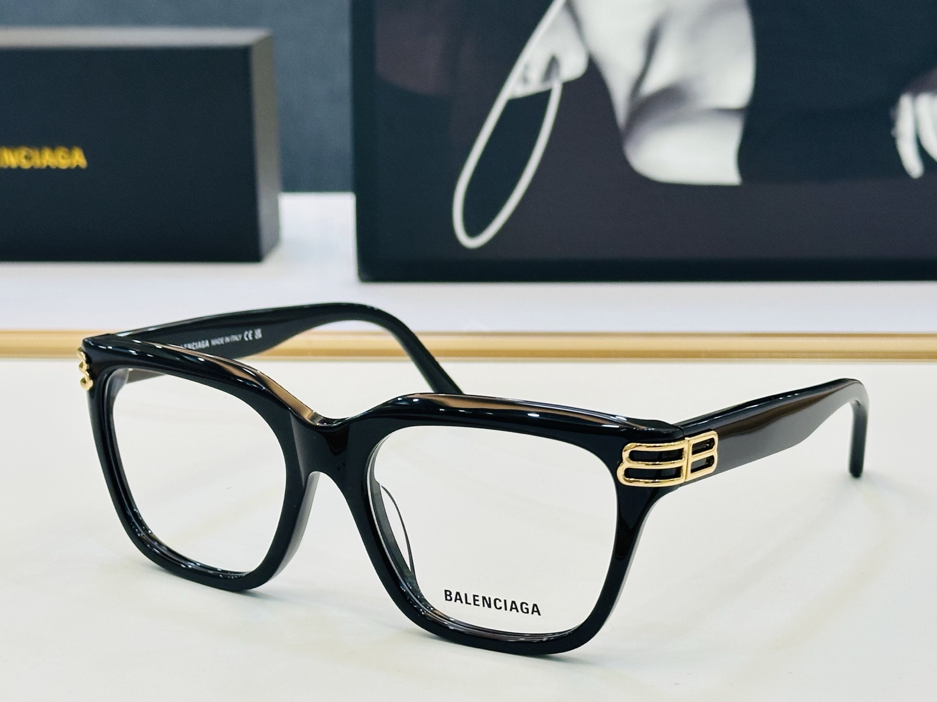 BALENCIAGA巴黎世家 最新 版型很特别的设计让人一眼爱上 BB0437O Size: 54口18