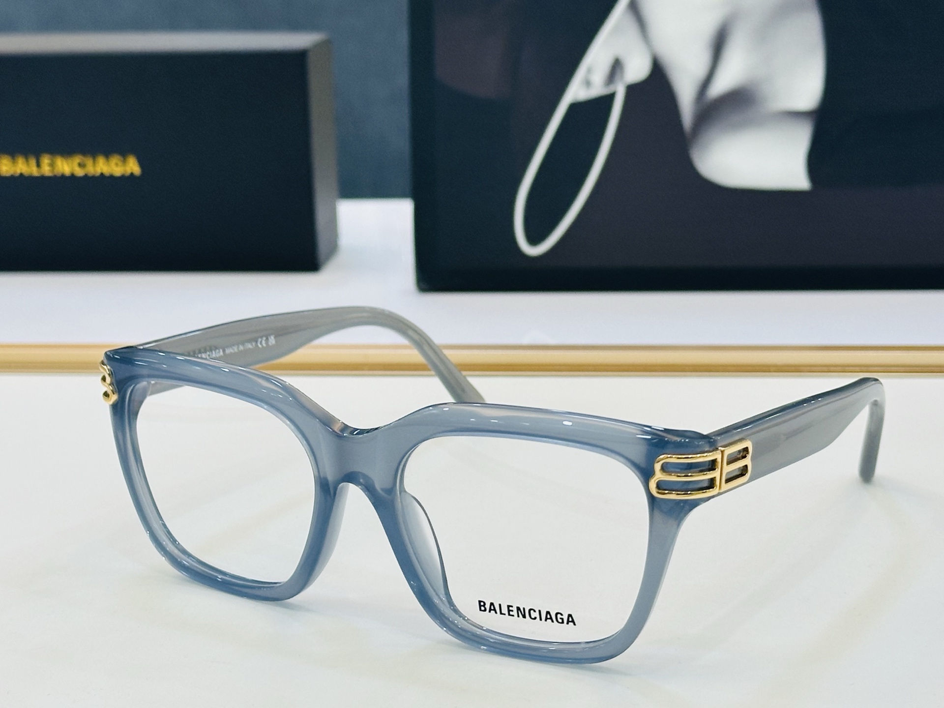 BALENCIAGA巴黎世家 最新 版型很特别的设计让人一眼爱上 BB0437O Size: 54口18