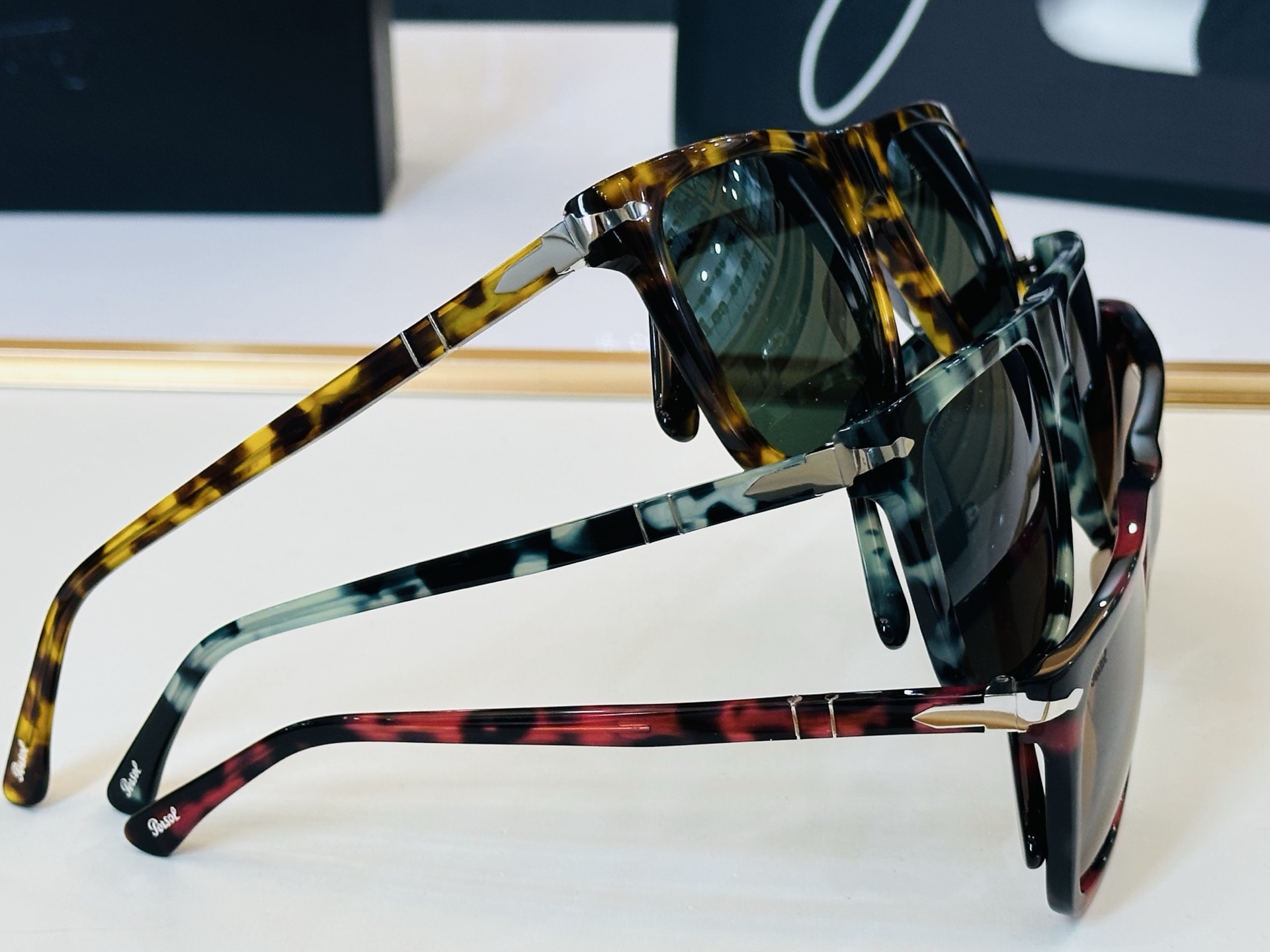 Persol❤️🔺MODEL：PO3348-S ❤️SIZE：57口20-145 板材框 L太阳镜