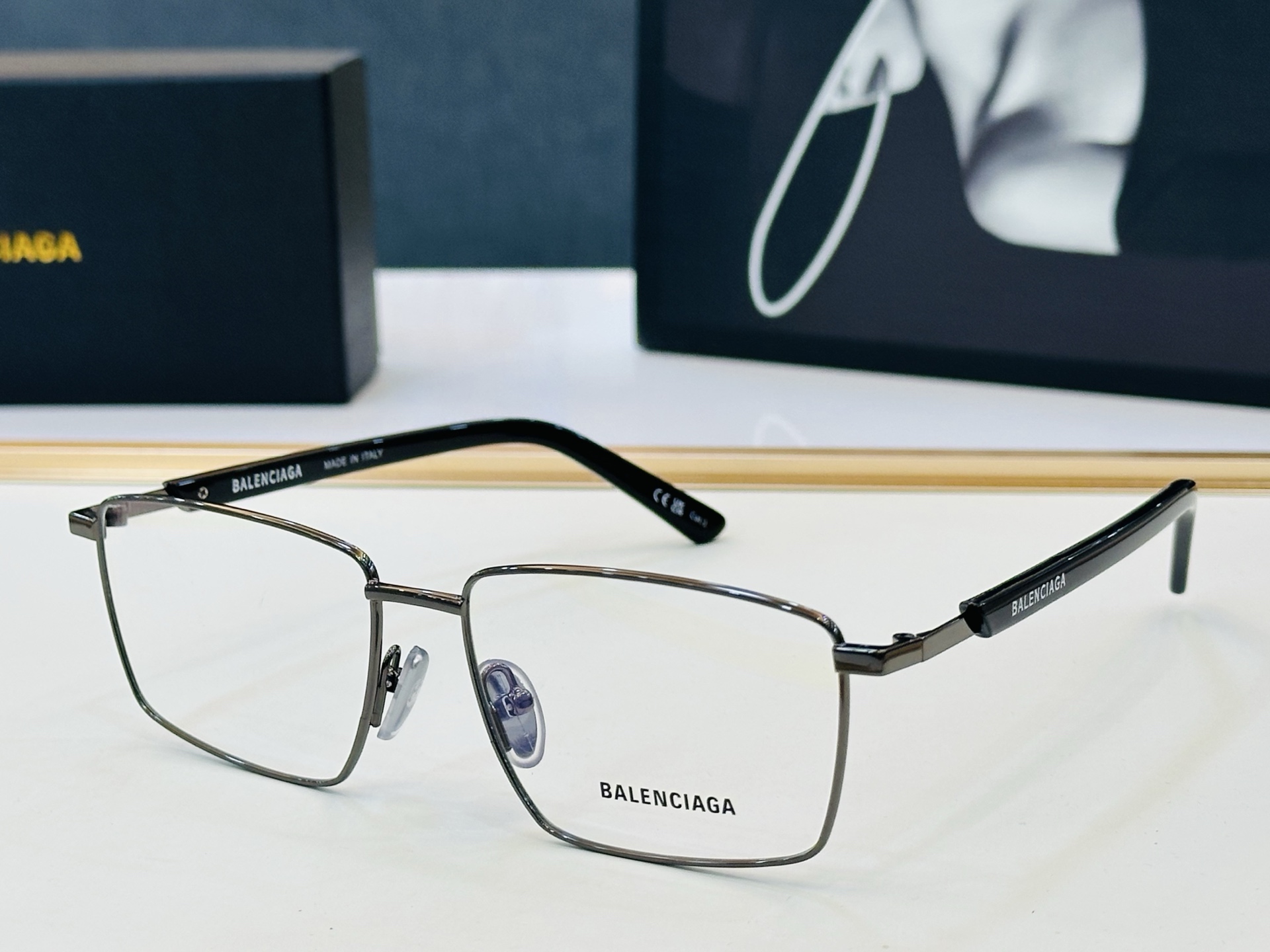 BALENCIAGA巴黎世家 最新 版型很特别的设计 BB0247S Size: 59口16-145 B